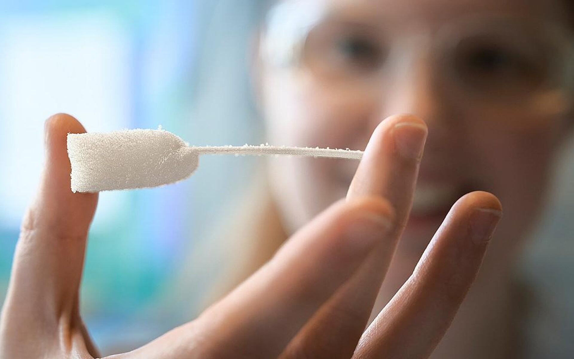 Die neuartige Folie schäumt durch Wärme zu einem Polyurethan-Schaum auf. Dabei werden keine Isocyanate freigesetzt. (Foto: Fraunhofer IAP/Jadwiga Galties)