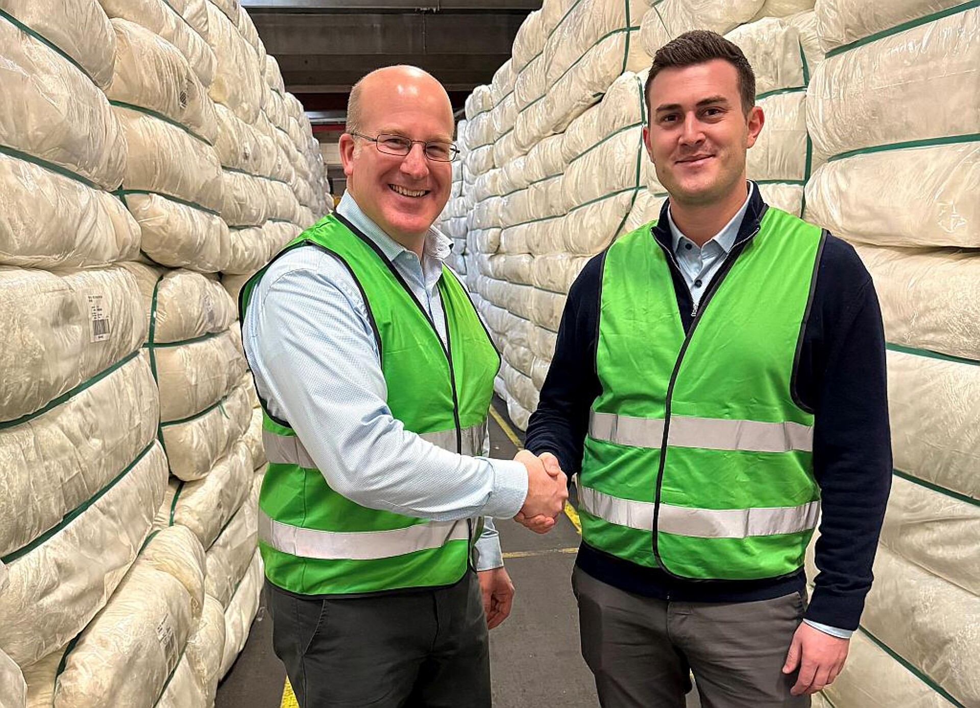 Jörn Bahr (l.), Geschäftsführer Polymer Solutions, und Louis Krall, Prokurist von Polymer Solutions und Krall Kunststoff-Recycling, im Wareneingang. (Foto: Polymer Solutions)