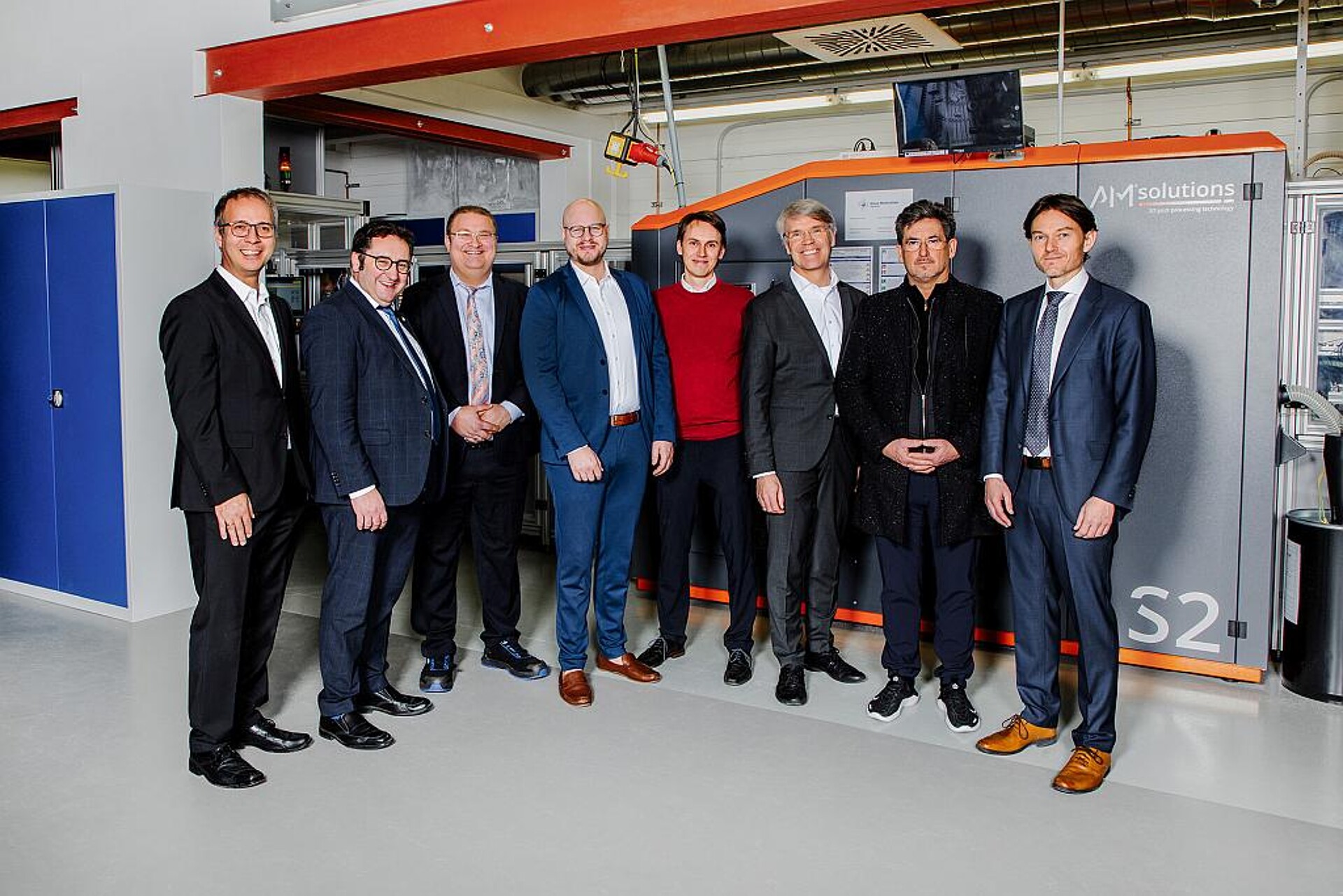 Bei der Einweihung (v. r.): Holger Ruckdäschel (NMB), Bernd Krebs (Toolcraft AG), Till Merkel (Rösler Oberflächentechnik), Bernhard Häupler (Rehau Industries), Nico Geis (NMB), Philipp Matthes (Rehau Industries), Staatssekretär Tobias Gotthardt (Bayerisches Wirtschaftsministerium), Markus Garscha (Ossberger). (Foto: NMB)