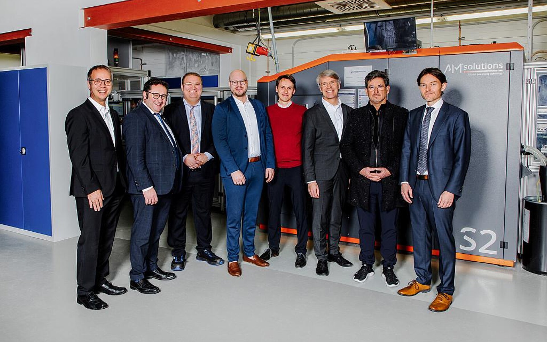 Bei der Einweihung (v. r.): Holger Ruckdäschel (NMB), Bernd Krebs (Toolcraft AG), Till Merkel (Rösler Oberflächentechnik), Bernhard Häupler (Rehau Industries), Nico Geis (NMB), Philipp Matthes (Rehau Industries), Staatssekretär Tobias Gotthardt (Bayerisches Wirtschaftsministerium), Markus Garscha (Ossberger). (Foto: NMB)