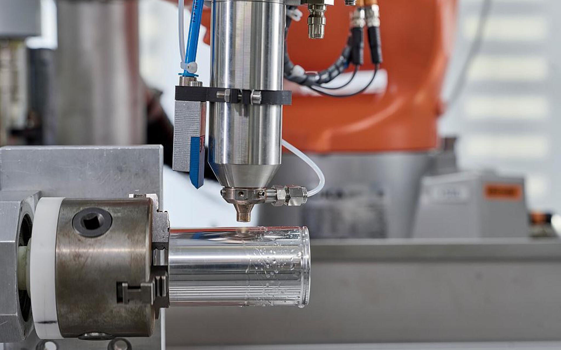 Mit HydroPlasma ist es möglich, Fingerabdrücke und andere anorganische Verschmutzungen restlos zu entfernen. (Foto: Plasmatreat)