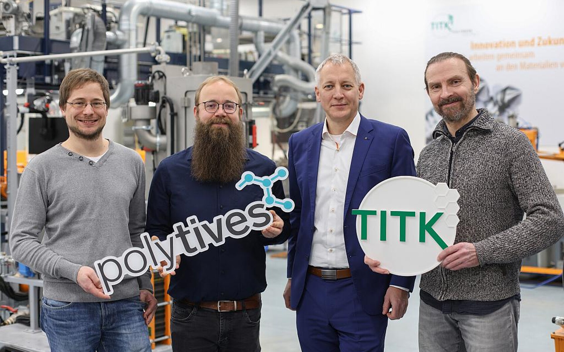 Freuen sich über den erfolgreichen Abschluss des gemeinsamen Forschungsprojekts (v.l.): Andreas Eisenhut, Laborleiter bei Polytives, OIiver Eckardt, Gründer und Geschäftsführer von Polytives, Benjamin Redlingshöfer, geschäftsführender Direktor des TITK und Vorsitzender des FTVT, sowie Dr. Michael Gladitz, Projektleiter am TITK. (Foto: TITK/Steffen Beikirch)