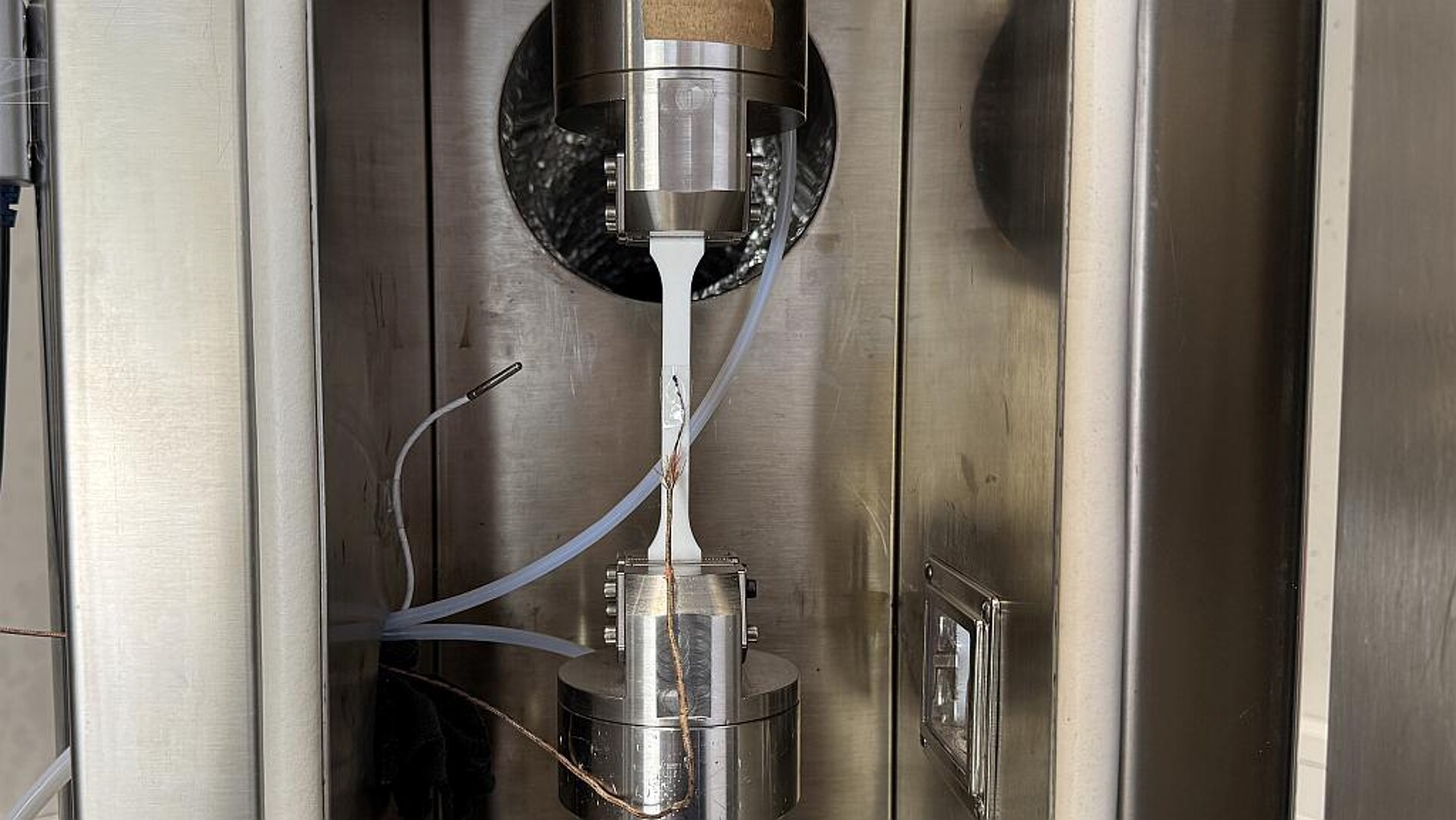 Zugprobekörper mit Thermoelement zur Messung der Oberflächentemperatur während der Prüfung auf einer Schwingprüfmaschine. (Foto: Bertold Zugelder/SKZ)