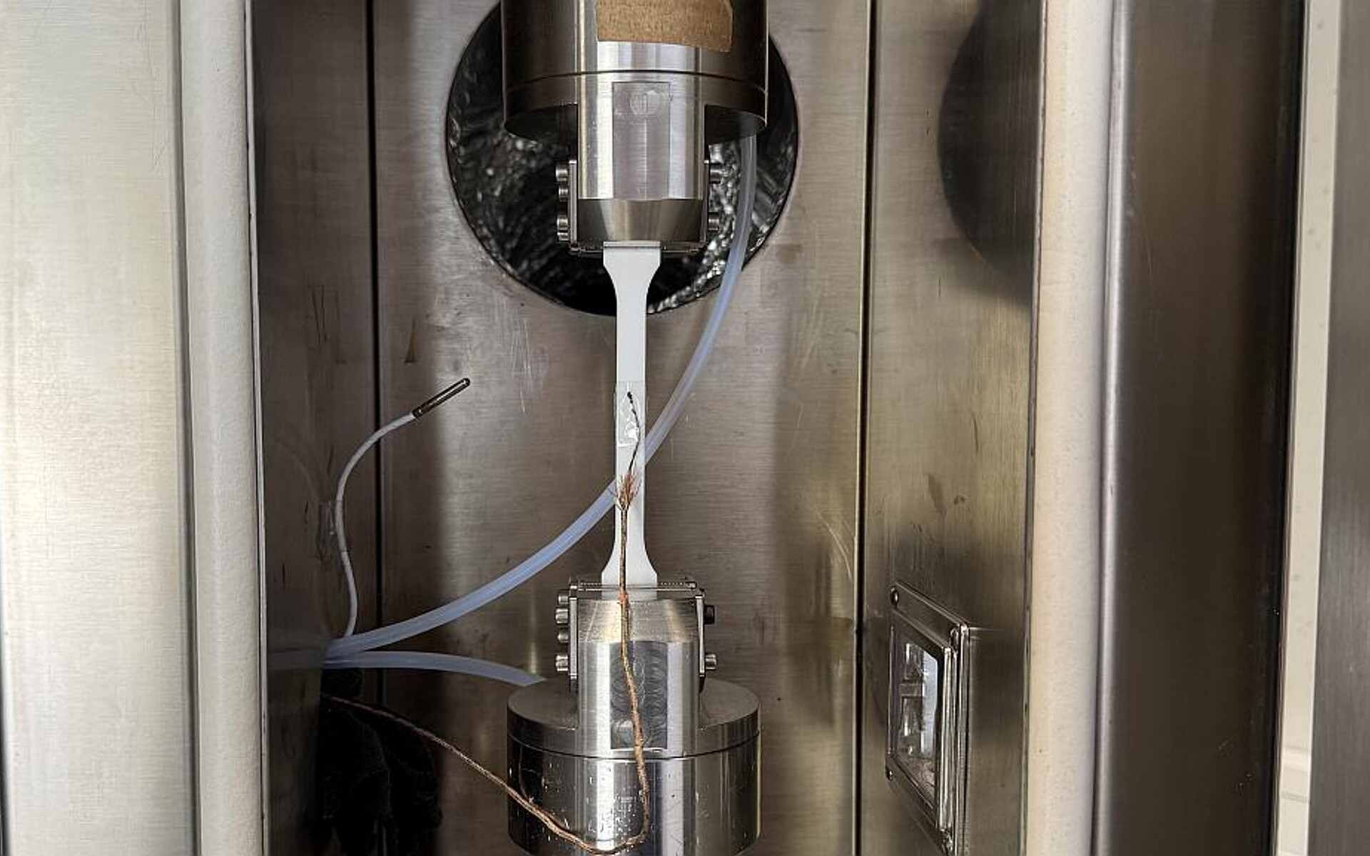 Zugprobekörper mit Thermoelement zur Messung der Oberflächentemperatur während der Prüfung auf einer Schwingprüfmaschine. (Foto: Bertold Zugelder/SKZ)