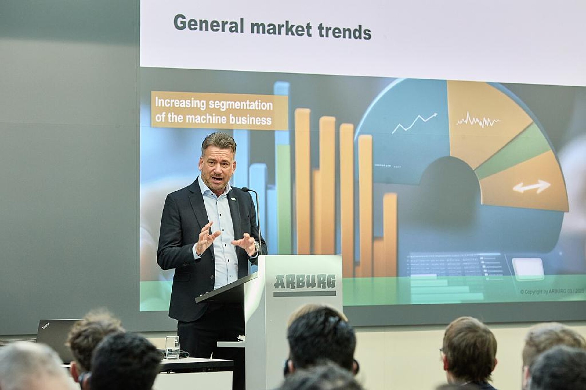 In seiner Keynote beleuchtete Tobias Baur, Geschäftsführer Vertrieb und After Sales, die Herausforderungen im Markt und zeigte Lösungswege auf. (Foto: Arburg)