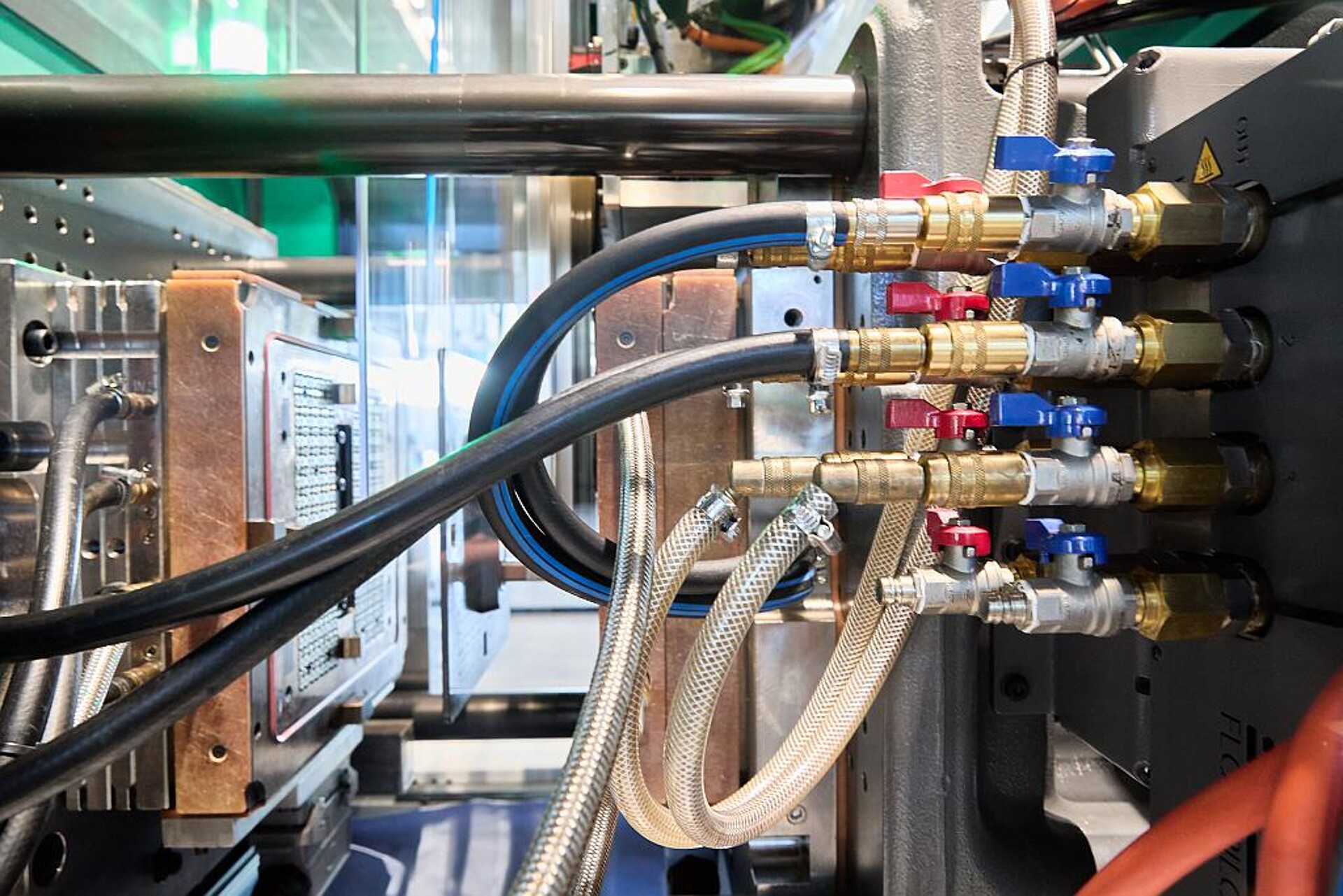 256-fach-Werkzeug mit neuem „Arburg FlowPilot“ in der Variante mit 4-fach-Verteiler: Die optimierte Regelung von Durchfluss und Temperatur reduziert den Energiebedarf bzw. die Zykluszeit. (Foto: Arburg)