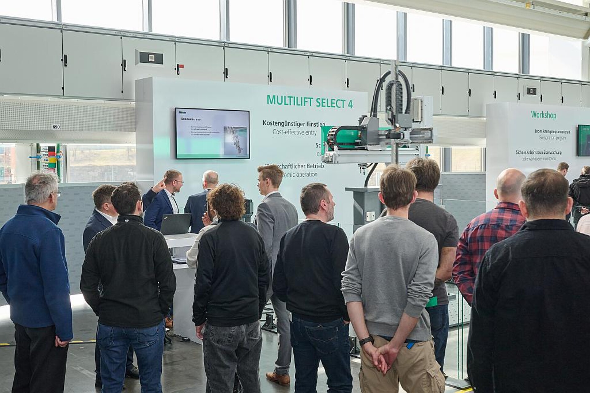 Auf gute Resonanz stieß das neue lineare Robot-System Multilift Select 4 mit vier Kilogramm Traglast. (Foto: Arburg)