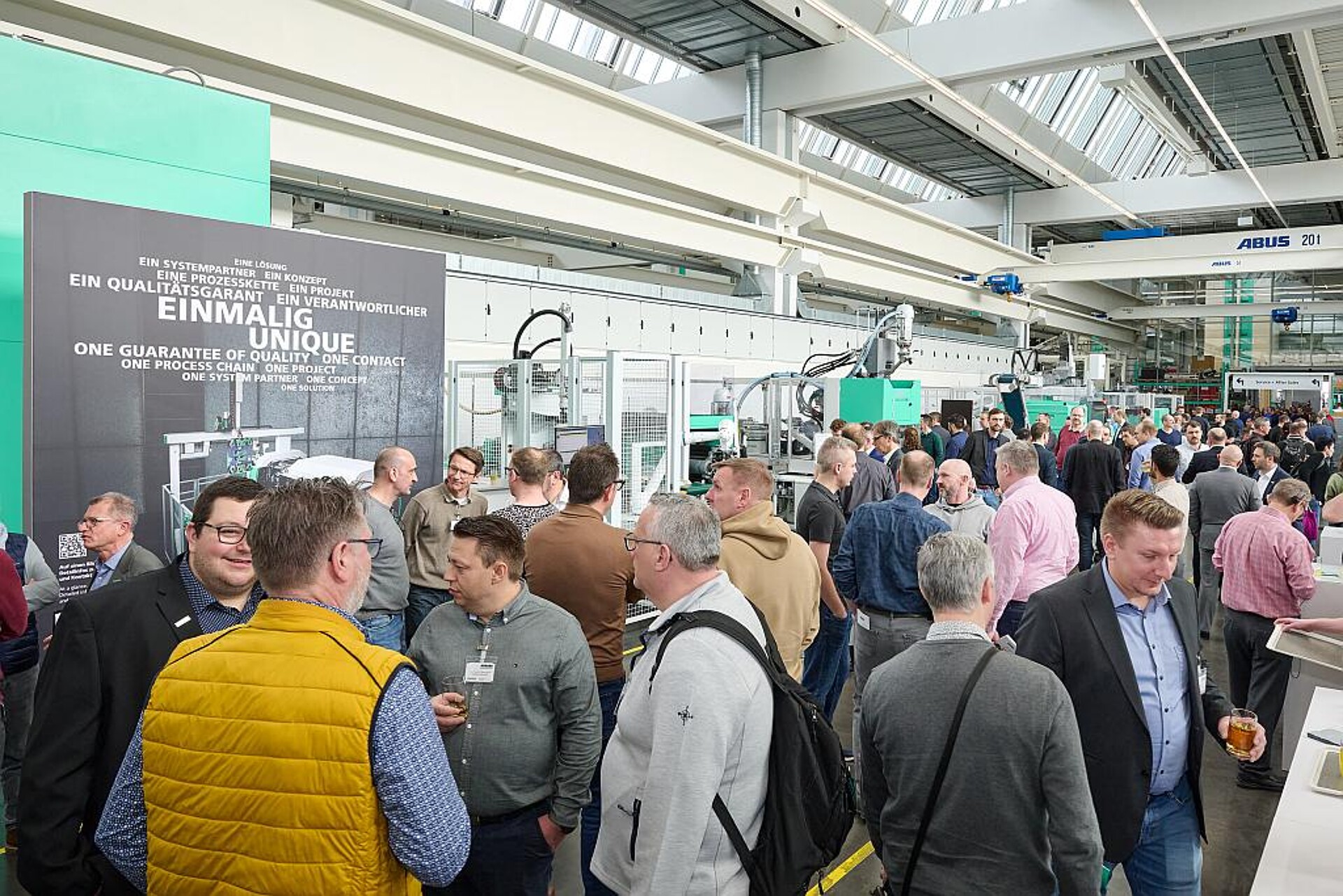 Im Bereich Automation und Turnkey gab es komplexe Fertigungszellen zu sehen, die z. B. ausgestattet mit linearem Multilift Select 6 und mobilem Cobot Pommes-Schalen fertigten und kommissionierten. (Foto: Arburg)