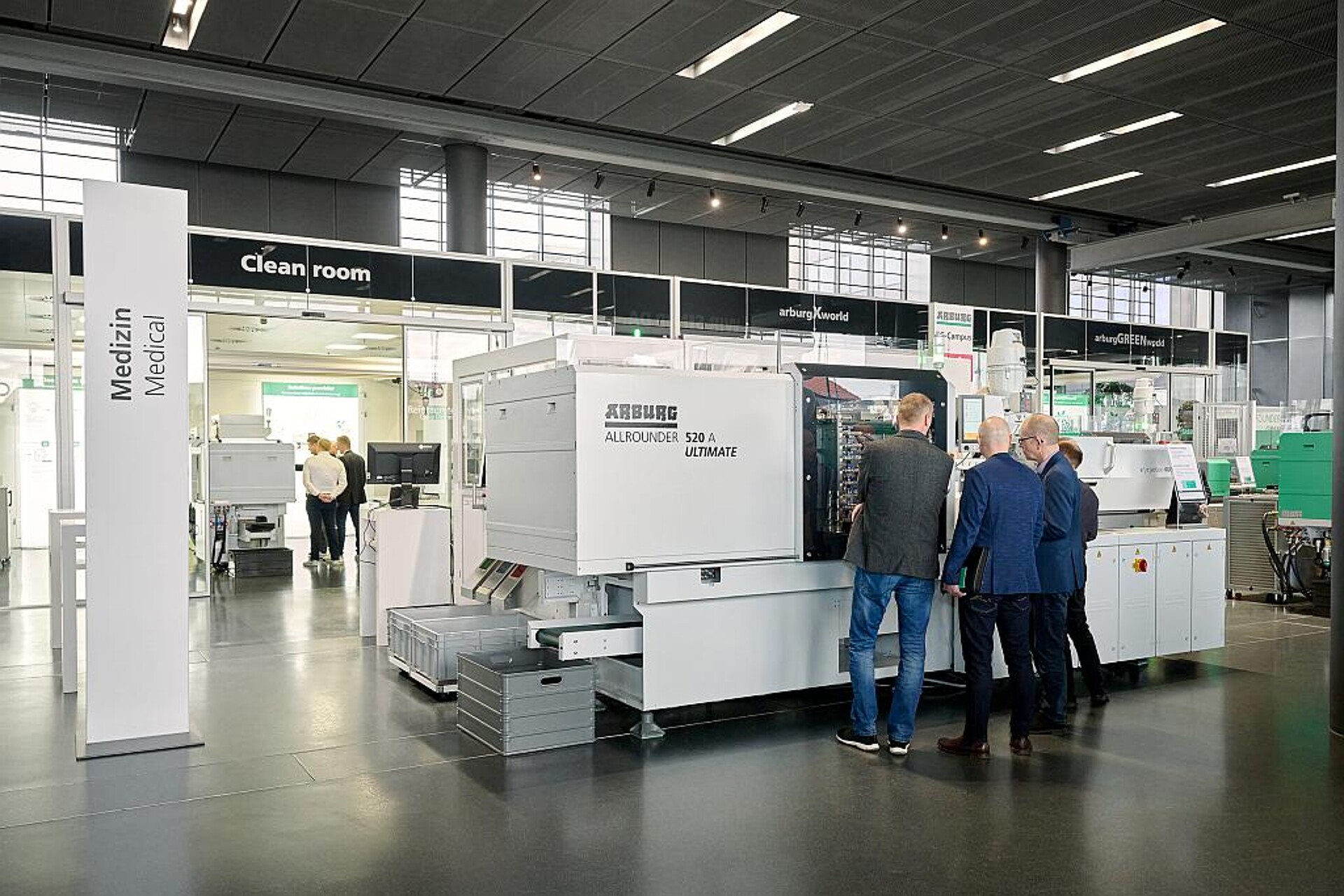 Auf der Sonderausstellungsfläche Medizin fertigten insgesamt drei Exponate nachhaltige Spritzenkolben aus PLA, IML-Zentrifugenröhrchen mit integrierten Funktionen und materialoptimierte Spritzenkolben in Großserie. (Foto: Arburg)