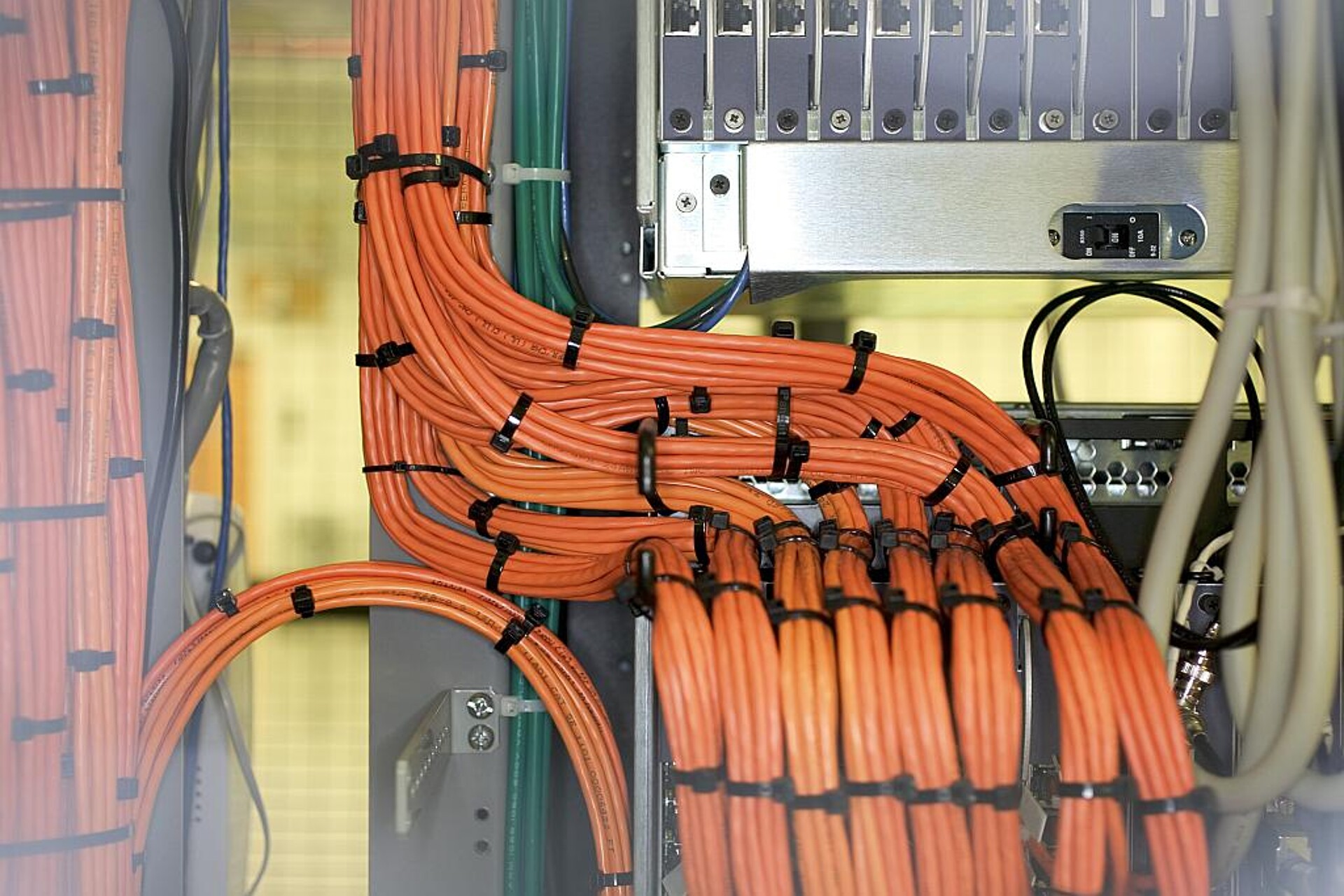 Mit ECCOH XL 8054 erweitert Avient sein Portfolio an vernetzbaren, flammhemmenden Materialien für Draht und Kabel. (Foto: GettyImages-78033989)