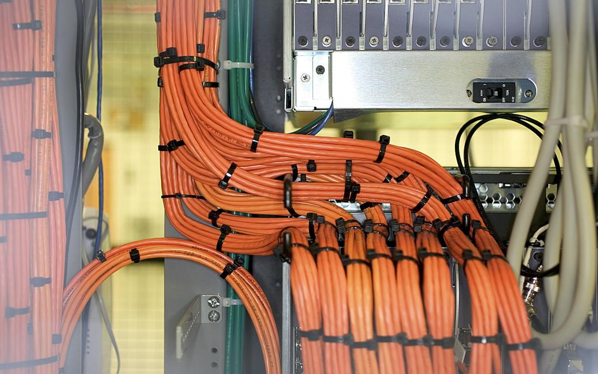 Mit ECCOH XL 8054 erweitert Avient sein Portfolio an vernetzbaren, flammhemmenden Materialien für Draht und Kabel. (Foto: GettyImages-78033989)