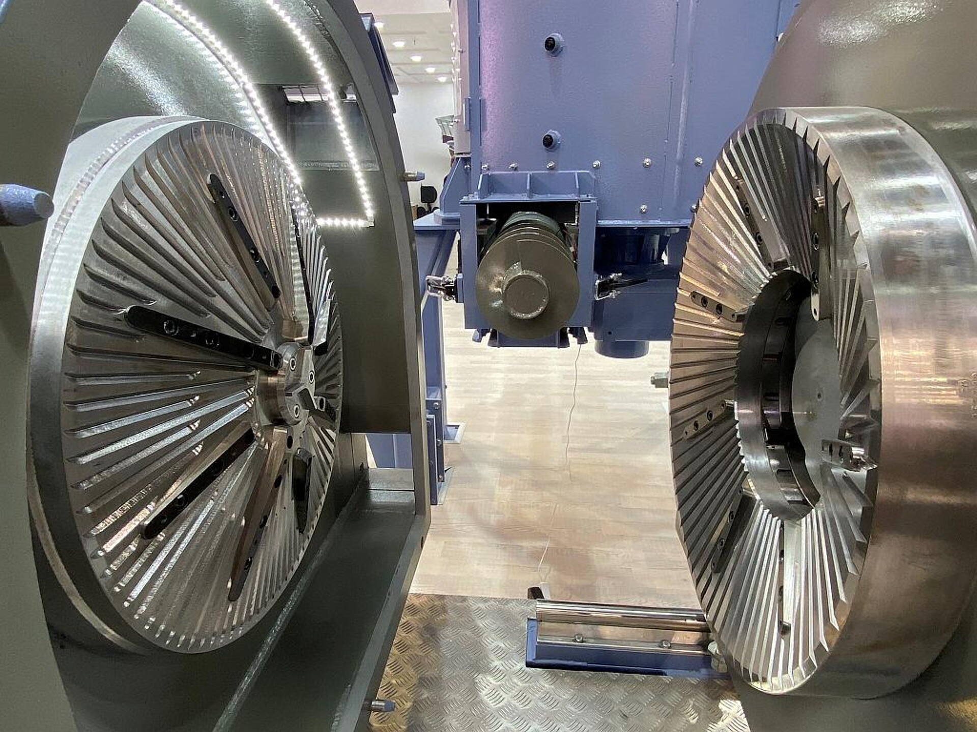 Plastkompaktoren verarbeiten das Aufgabematerial im Durchlaufbetrieb zwischen einer rotierenden und einer feststehenden Verdichterscheibe. (Foto: Herbold Meckesheim)