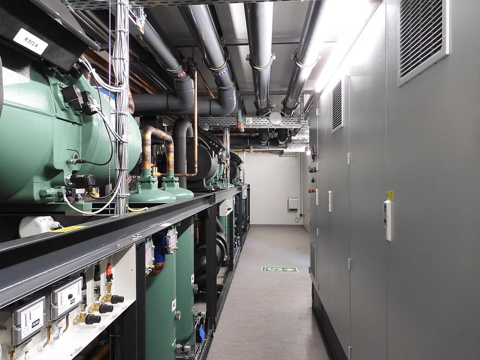 Blick in einen Container mit Kälteanlagen. (Foto: L&R Kältetechnik)
