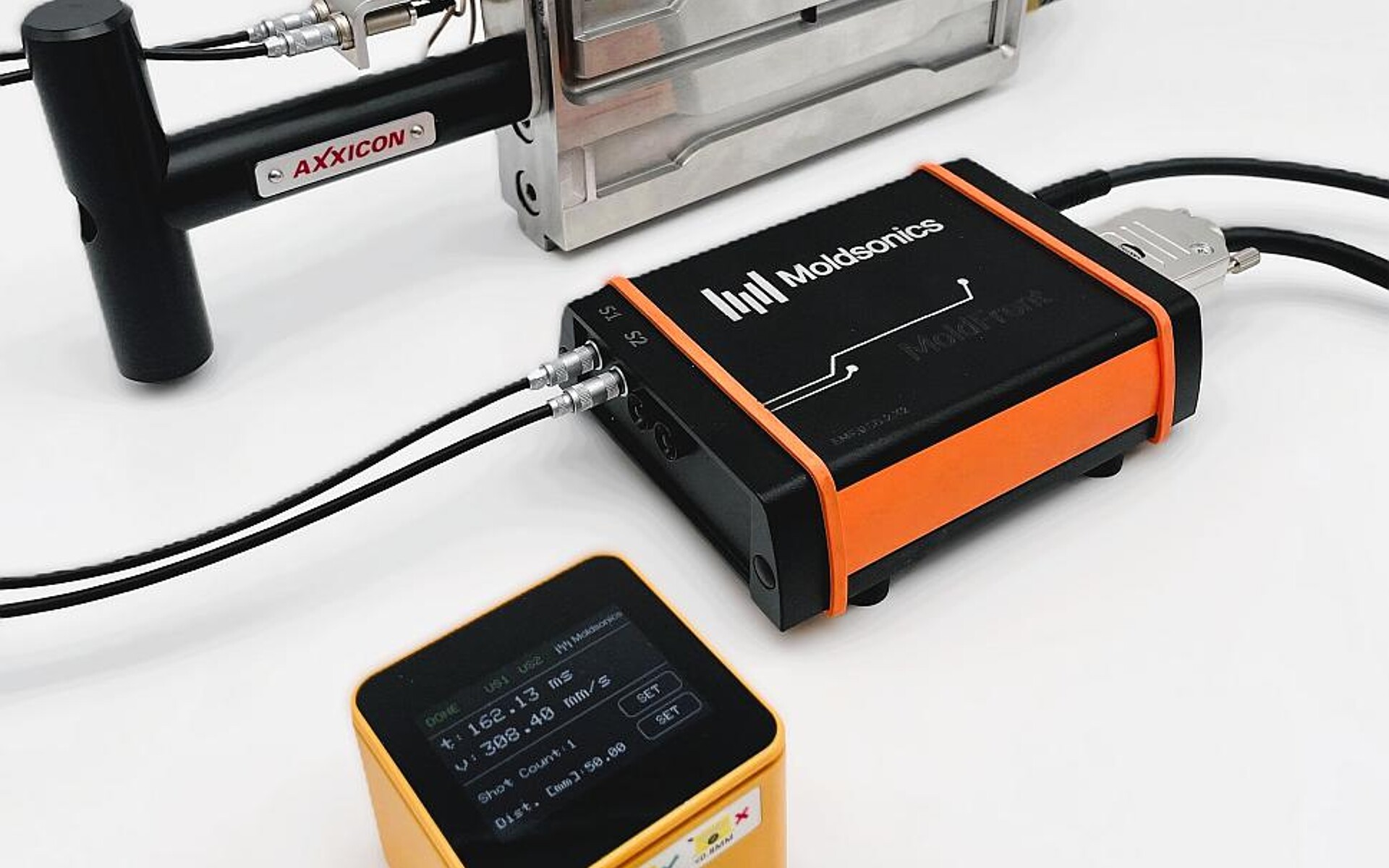 Ein Werkzeugeinsatz mit integrierten Ultraschallsensoren von Moldsonics sowie die Elektronikeinheit MoldFront und die Visualisierungsanzeige, die den Fließgeschwindigkeitswert zyklisch anzeigt. (Foto: Moldsonics)