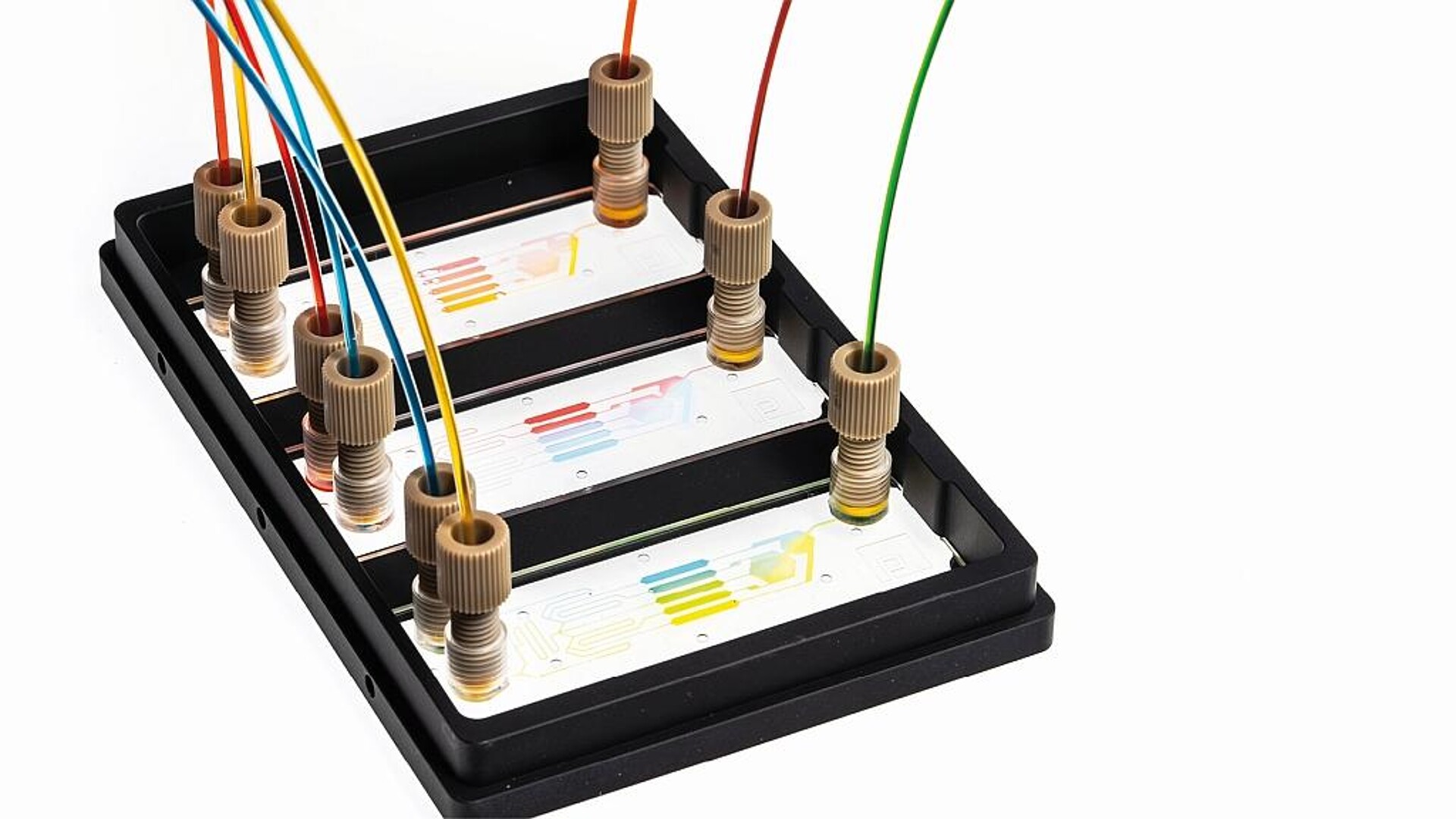 Labore im Miniaturformat: Parallel Fluidics hat sich auf die Fertigung von Prototypen und Kleinserien spezialisiert und fertigt Mikrofluidik-Chips unter anderem aus Cyrolite MD von Röhm. (Foto: Parallel Fluidics)
