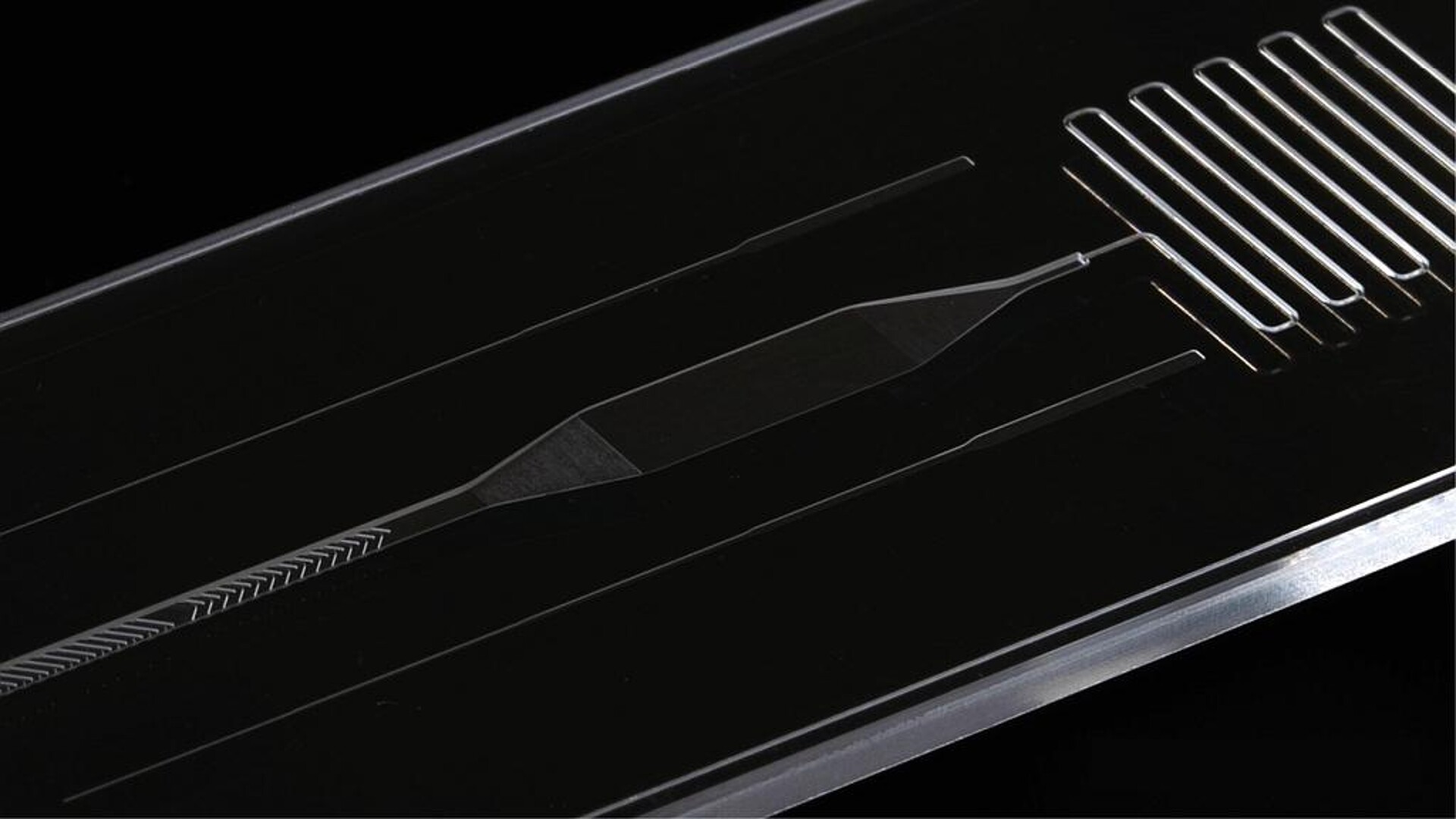 Mikrofluidik-Chip von Parallel Fluidics. Der Korpus mit den haarfeinen Fließkanälen besteht aus Cyrolite MD. Der Spezialkunststoff verfügt über gute Fließeigenschaften sowie eine hohe Abbildegenauigkeit und Transparenz. (Foto: Parallel Fluidics)