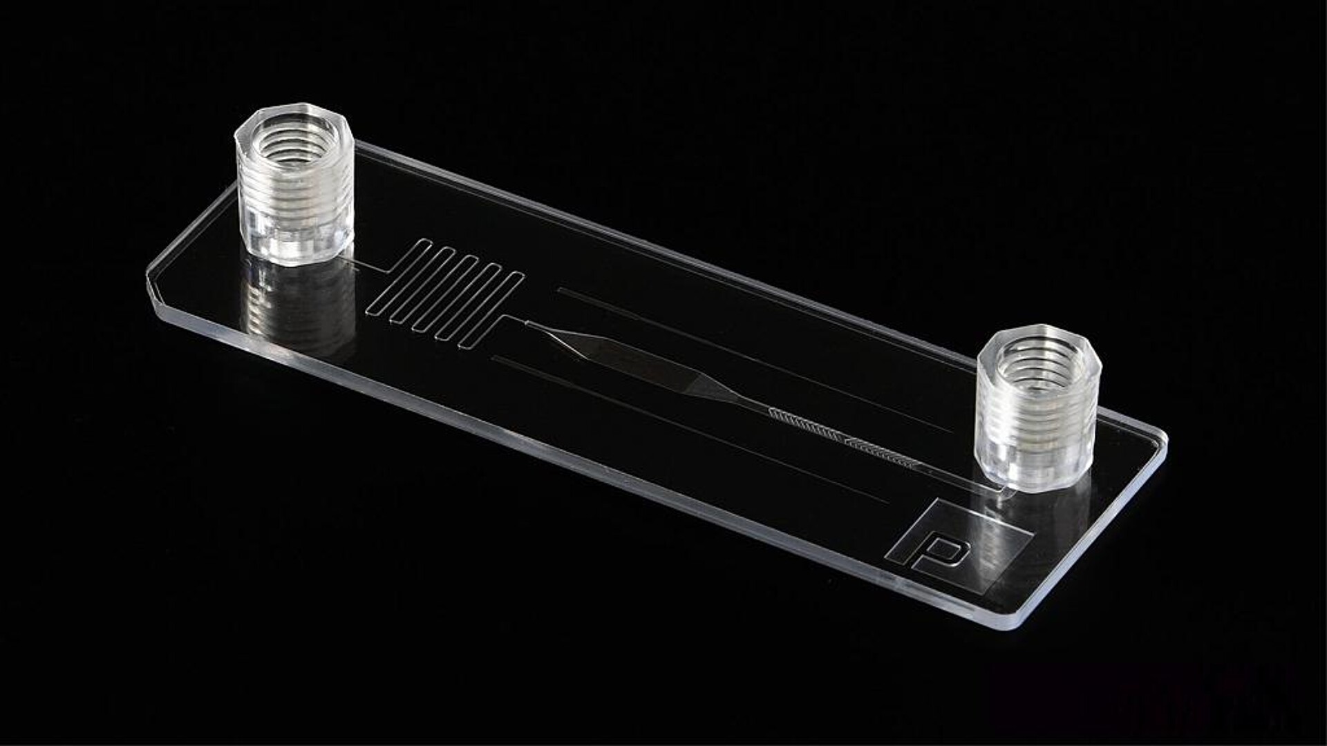 Cyrolite MD bringt eine hohe Dimensionsstabilität und gute Verarbeitbarkeit mit, wenn der Layer mit einer Deckschicht versiegelt und mit Anschlüssen aus anderen Materialien bestückt wird. (Foto: Parallel Fluidics)