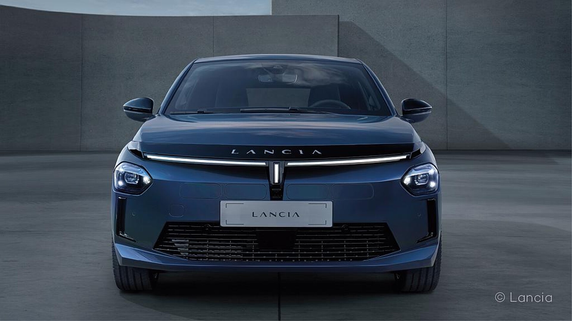 Die 50 cm langen innenliegenden Lichtleiter der Lichtbänder des Lancia Ypsilon fertigt Magna Lighting aus Plexiglas Optical HT von Röhm. (Foto: Lancia)