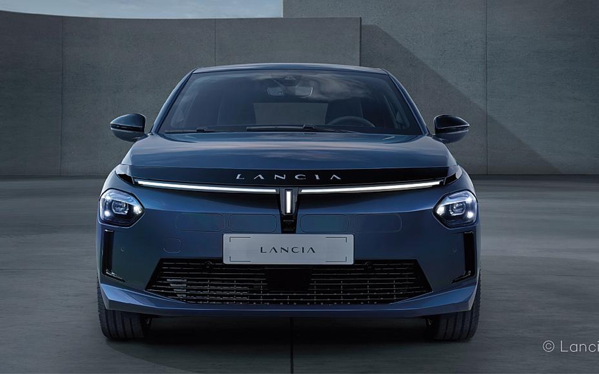 Die 50 cm langen innenliegenden Lichtleiter der Lichtbänder des Lancia Ypsilon fertigt Magna Lighting aus Plexiglas Optical HT von Röhm. (Foto: Lancia)