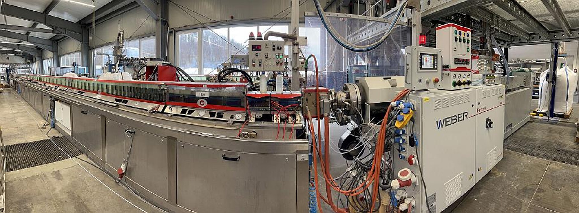 Eigens für die Serienfertigung von Groß- und Hauptprofilen hat SLS mehrere Extrusionslinien installiert, die über eine besondere Ausstattung verfügen. (Foto: SLS)