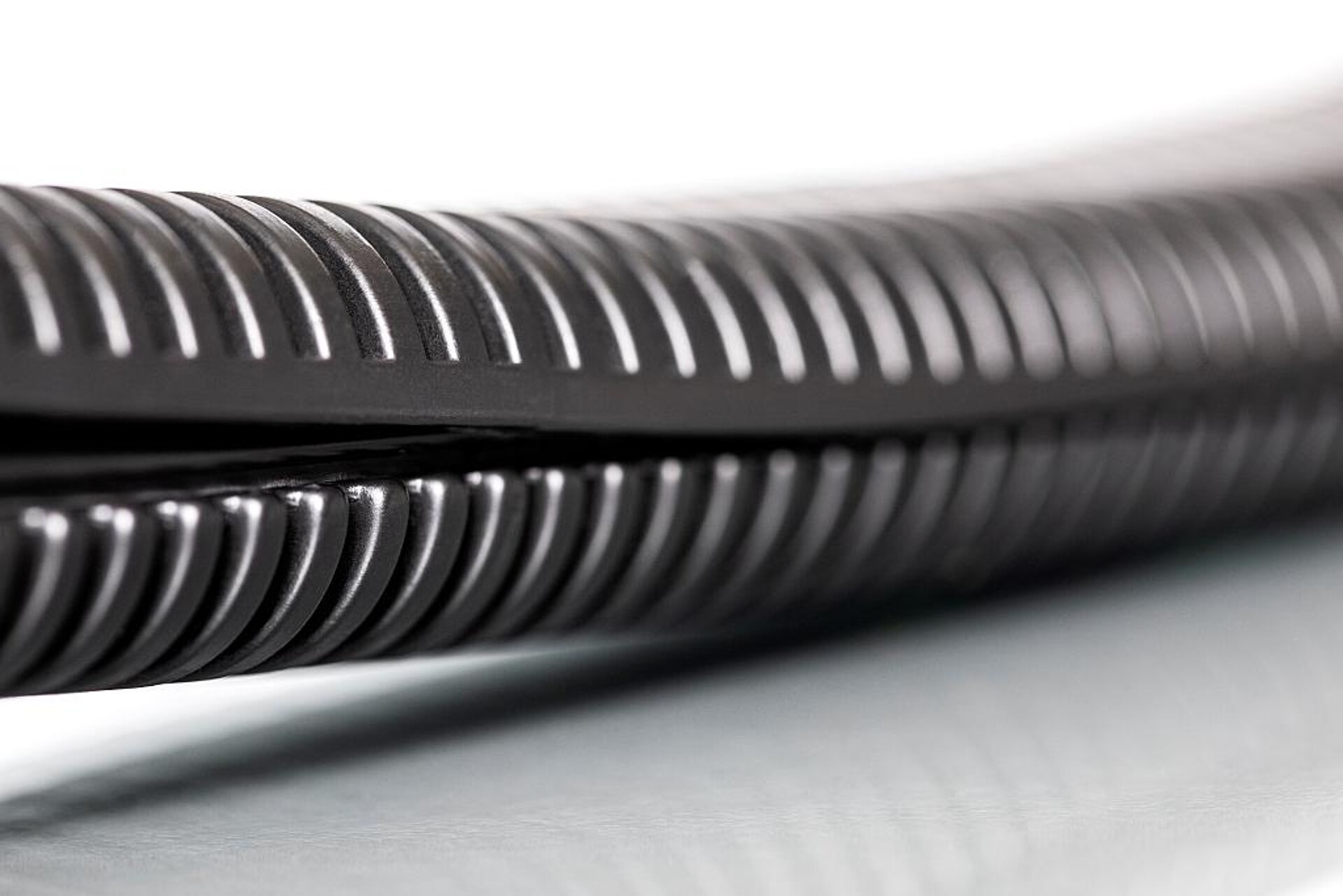 Die Produktion von Wellrohren für die Automobilindustrie ist anspruchsvoll. (Foto: Unicor)