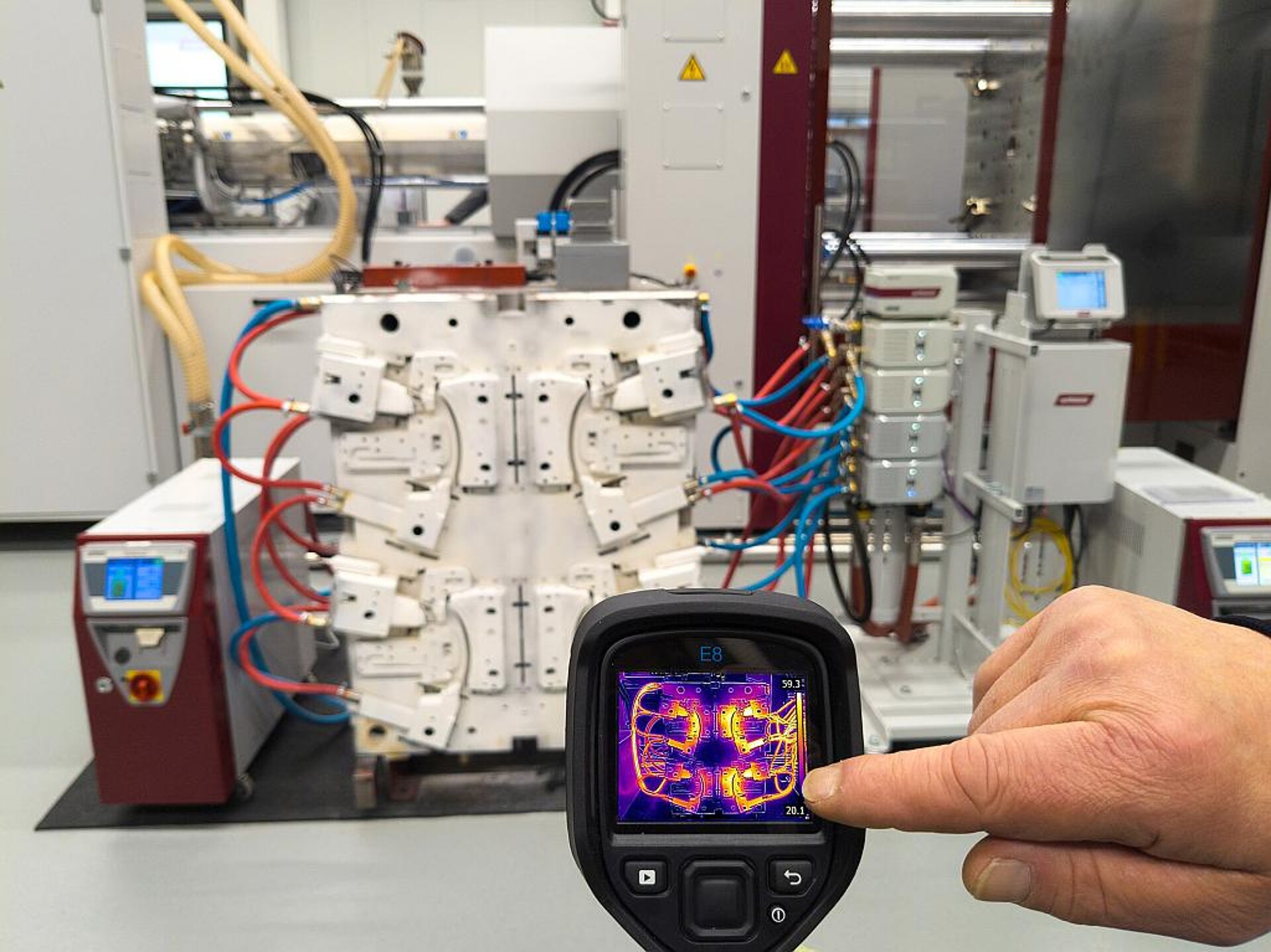 Der Stand-alone-Aufbau im Wittmann-Technikum macht die Wirkungsweise von Expert MouldTemp deutlich: Das neue Assistenzsystem ist nur auf der rechten Werkzeughälfte aktiviert. Das Thermografie-Bild zeigt die homogenere Wärmeverteilung und das schnellere Aufheizen. (Foto: Wittmann)