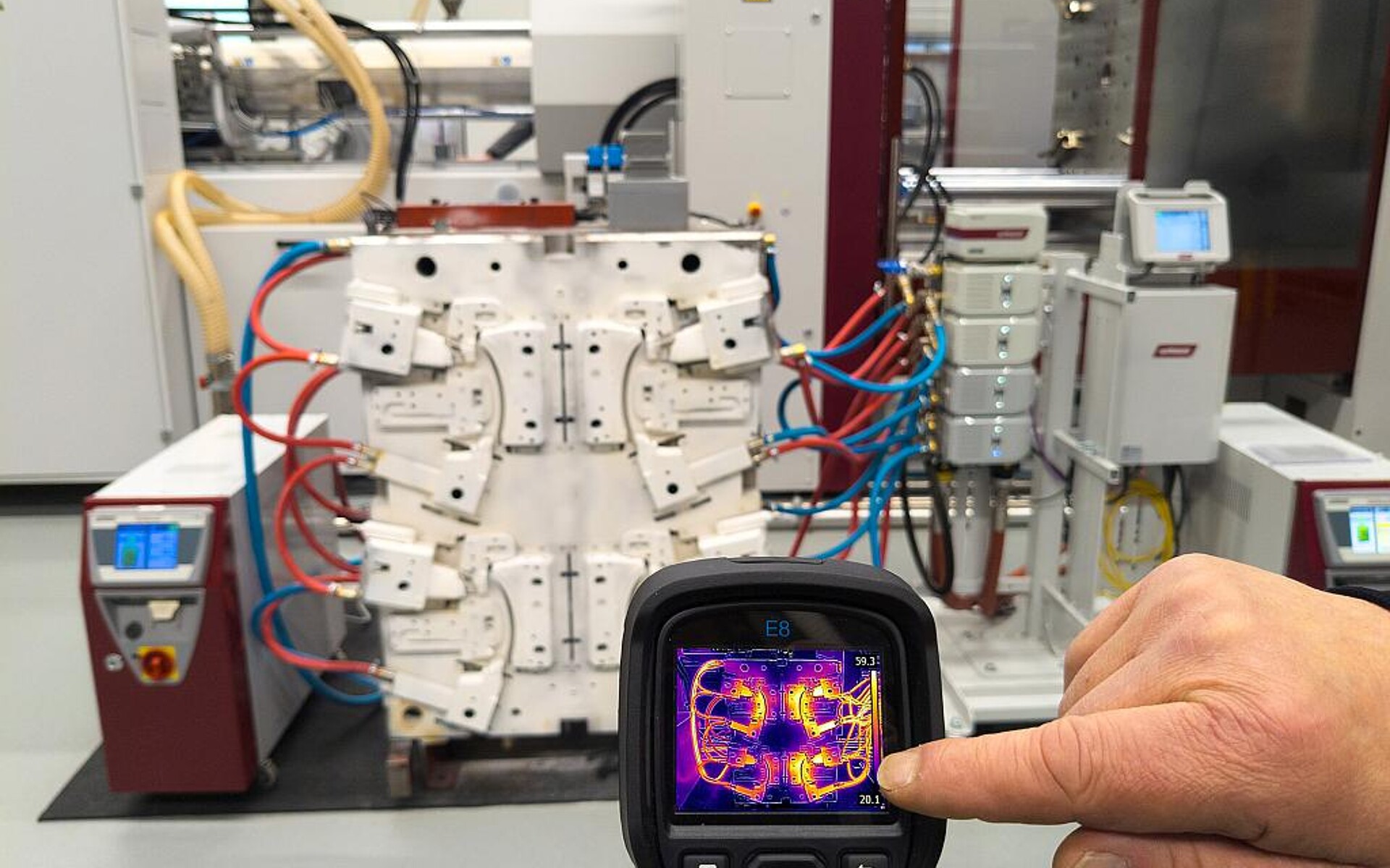 Der Stand-alone-Aufbau im Wittmann-Technikum macht die Wirkungsweise von Expert MouldTemp deutlich: Das neue Assistenzsystem ist nur auf der rechten Werkzeughälfte aktiviert. Das Thermografie-Bild zeigt die homogenere Wärmeverteilung und das schnellere Aufheizen. (Foto: Wittmann)