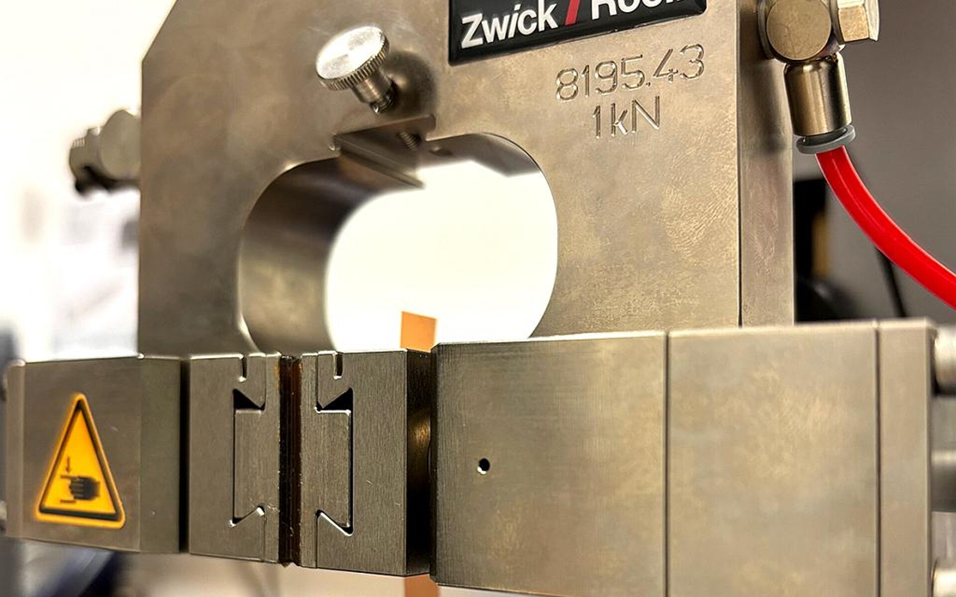 Dank zweier Kraftmessdosen (200 N und 10 kN) lassen sich auch filigrane Folien zuverlässig prüfen. (Foto: ZwickRoell)