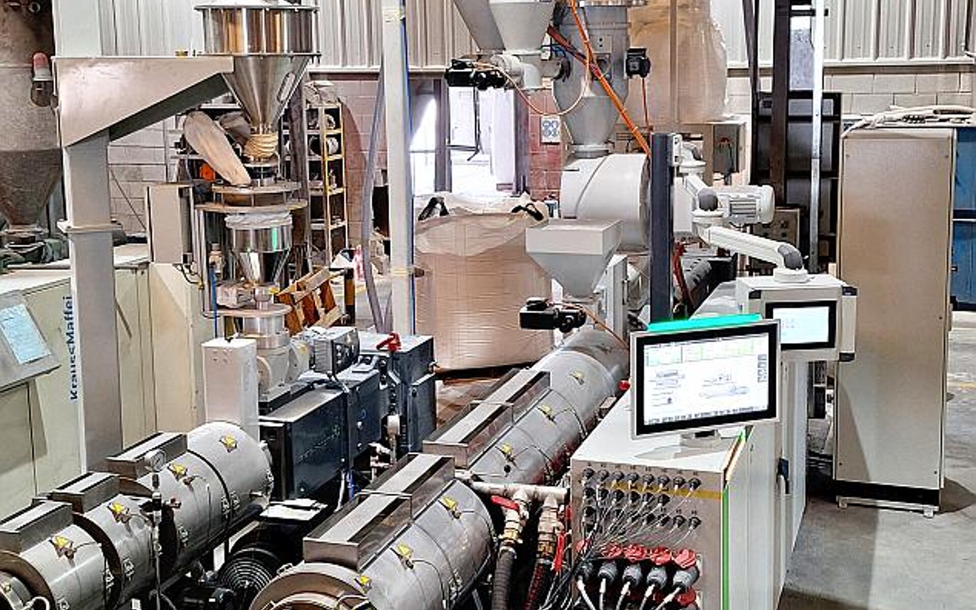 Doppelschneckenextruder twinEX und Coextruder conEX mit fest installierter gravimetrischer Dosiereinheit. (Foto: battenfeld-cincinnati)