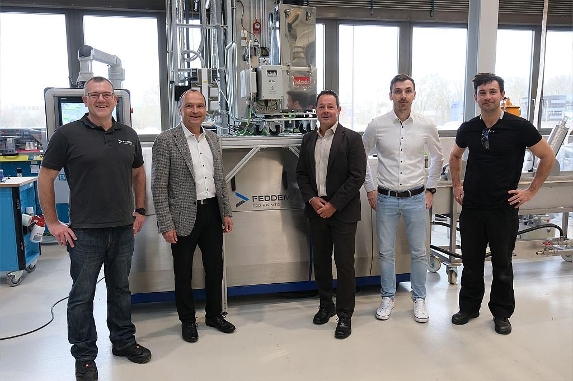v. l.: Sebastian Jost (Senior Technical Expert Feddem), Dieter Groß (Geschäftsführer Feddem), Prof. Dr.-Ing. Hans-Josef Endres (Institutsleiter IKK), M. Sc. Stefan Kerkenberg (Doktorand IKK) und Dijan Iliew (Kunststofftechnik/Extrusion IKK) bei der Übergabe des Extruders. (Foto: Feddem)