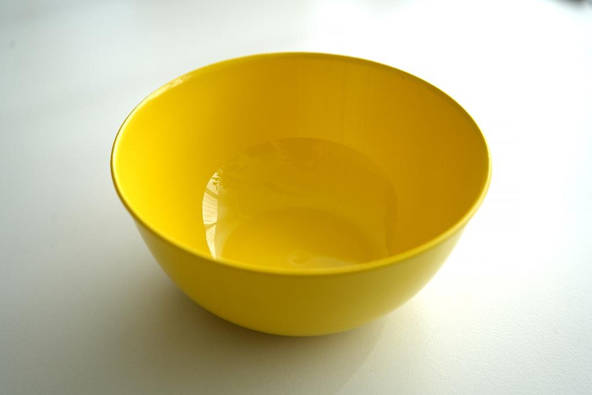 Auf einer energieeffizienten Spritzgießmaschine Mars MA900V entstehen Salatschüsseln als Give-away. (Foto: Gollmer)