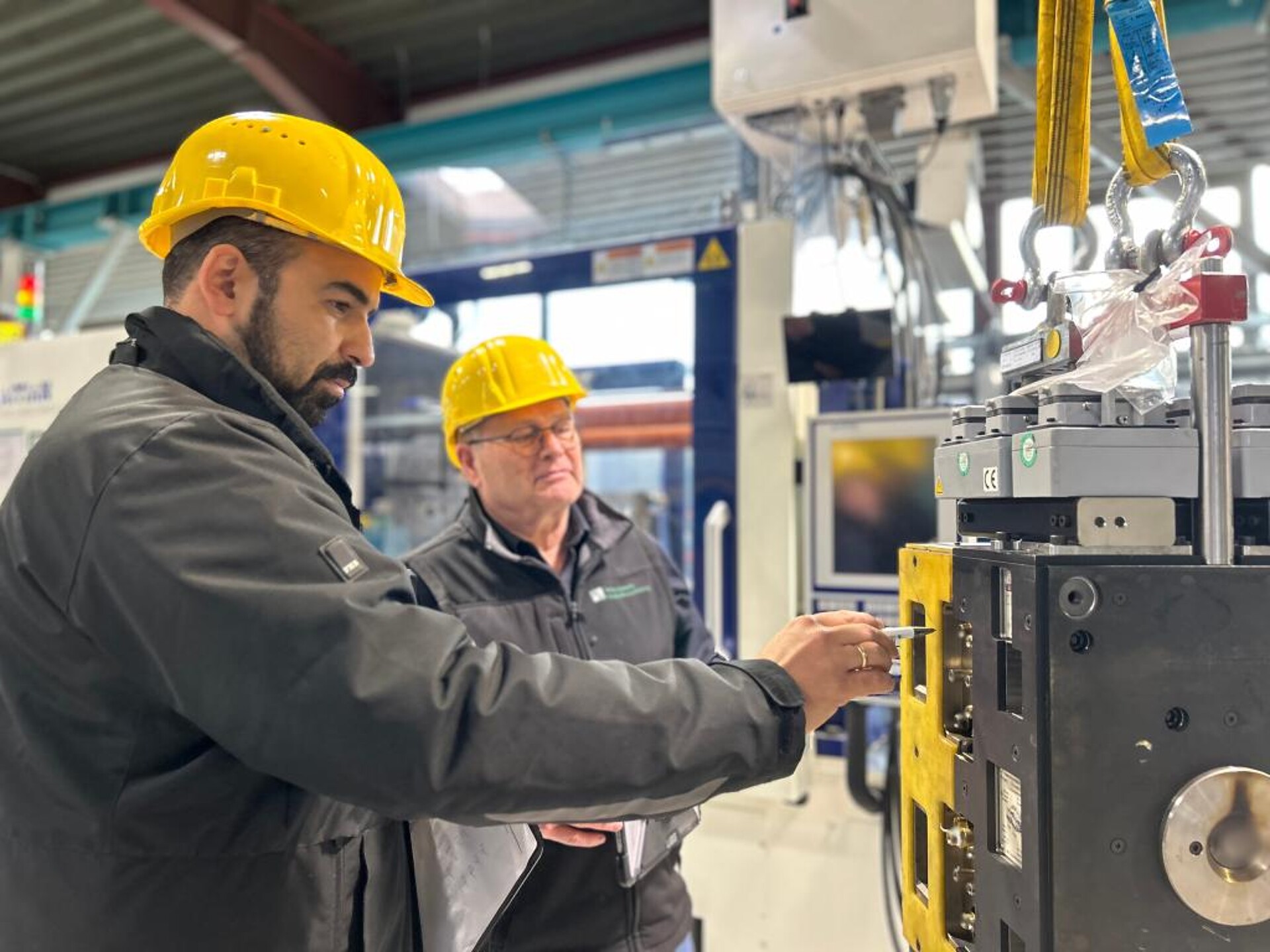 Regulo Rincon (hk) und Otmar Mertens (hk) bei der Werkzeugabnahme. (Foto: hankensbütteler kunststoffverarbeitung)