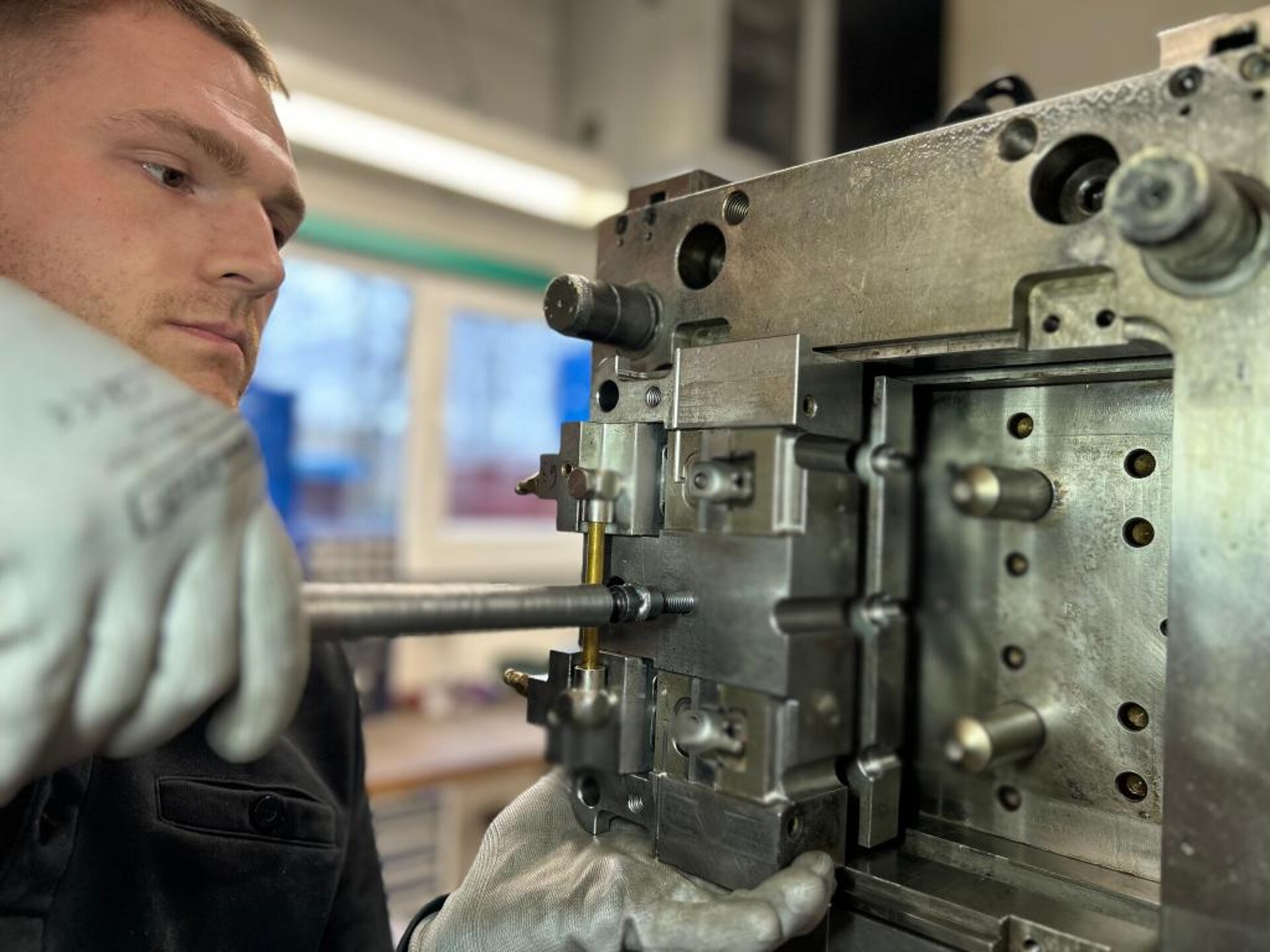 Hendrik Rolfs (hk) beim Reinigen des Werkzeuges. (Foto: hankensbütteler kunststoffverarbeitung)