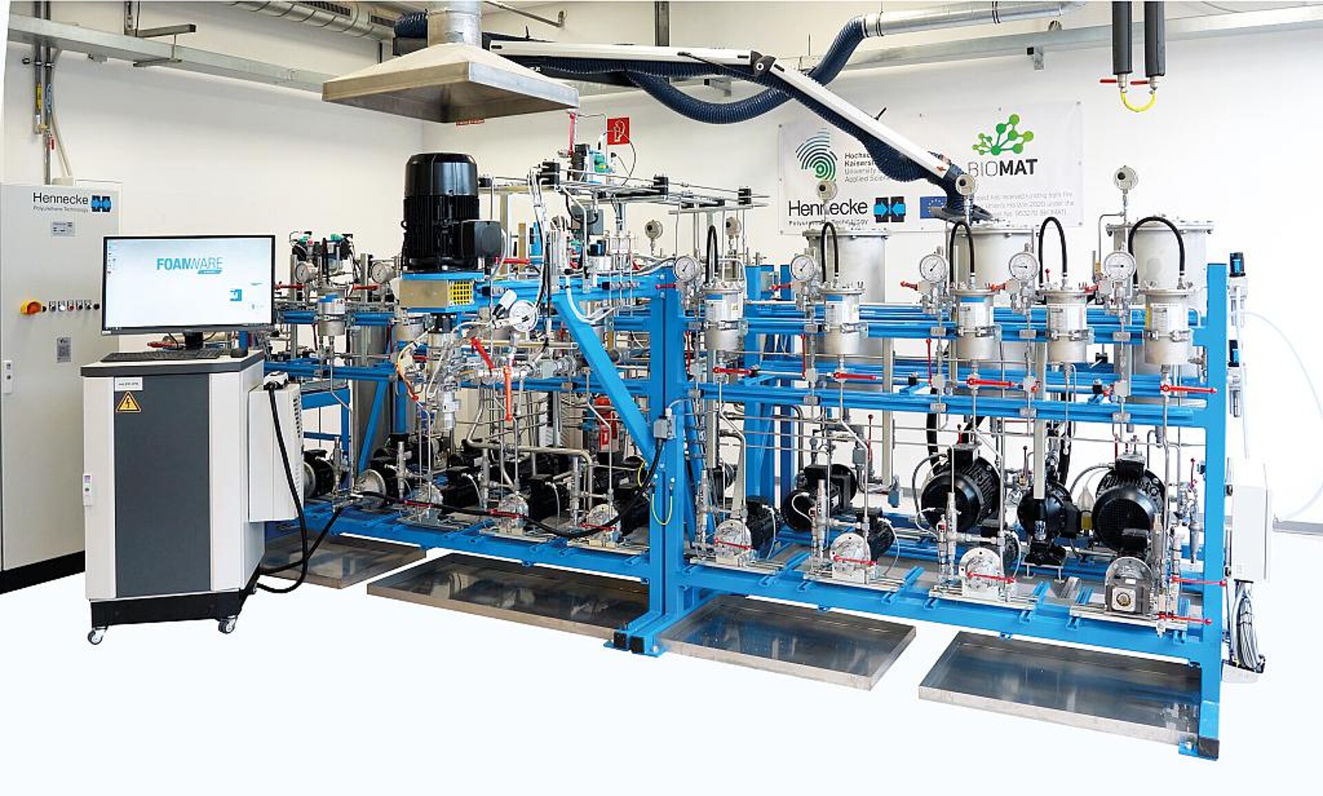 Die Pilotanlage Labfoam ist Partner für Versuchsreihen und Produktentwciklungen im Blockschaumbereich, auch unter Verwendung von biobasierten oder recycelten Rohstoffen. (Foto: Hennecke)