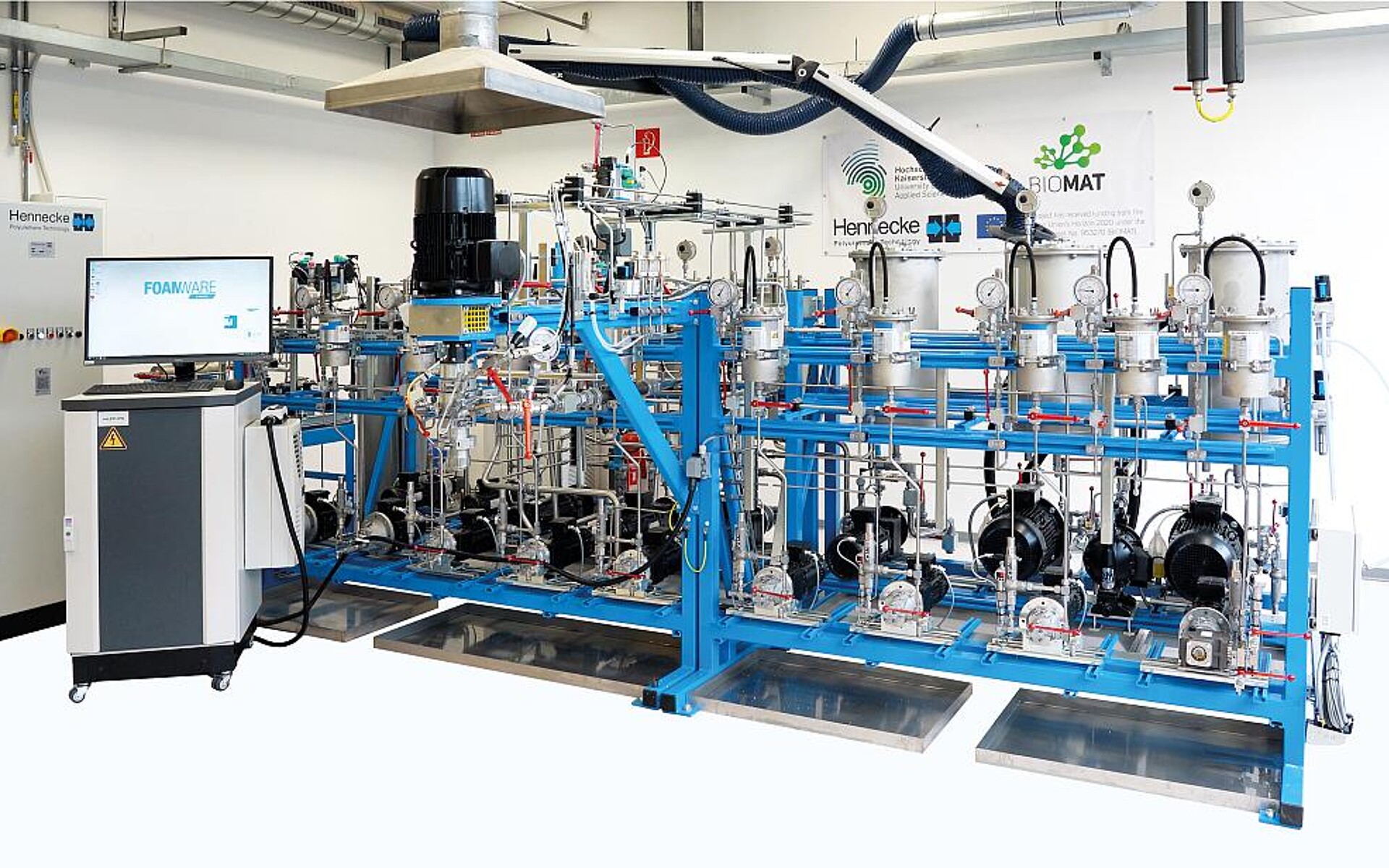 Die Pilotanlage Labfoam ist Partner für Versuchsreihen und Produktentwciklungen im Blockschaumbereich, auch unter Verwendung von biobasierten oder recycelten Rohstoffen. (Foto: Hennecke)