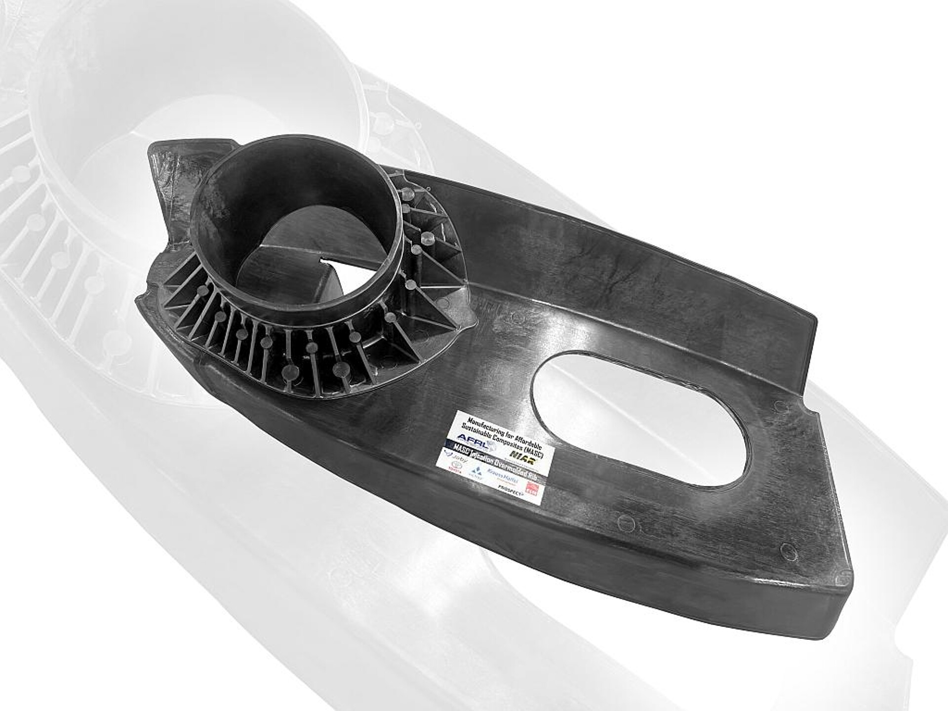 Das im FiberForm-Verfahren hergestellte Strukturbauteil mit hochkomplexer Rippenstruktur ist leichter und mit weniger Aufwand herstellbar als das Pendant aus Metall. (Foto: KraussMaffei)