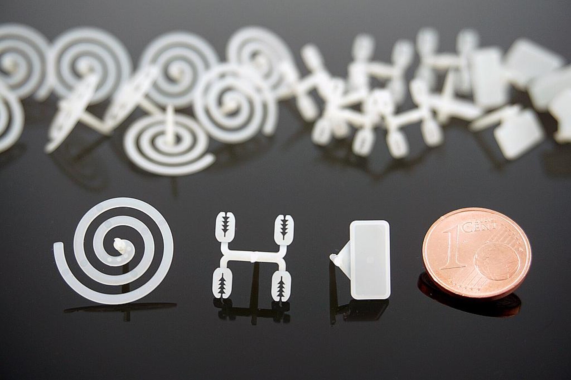 Verschiedene mit dem Scale Microinjector gefertigte Formteildemonstratoren. (Foto: KUZ)