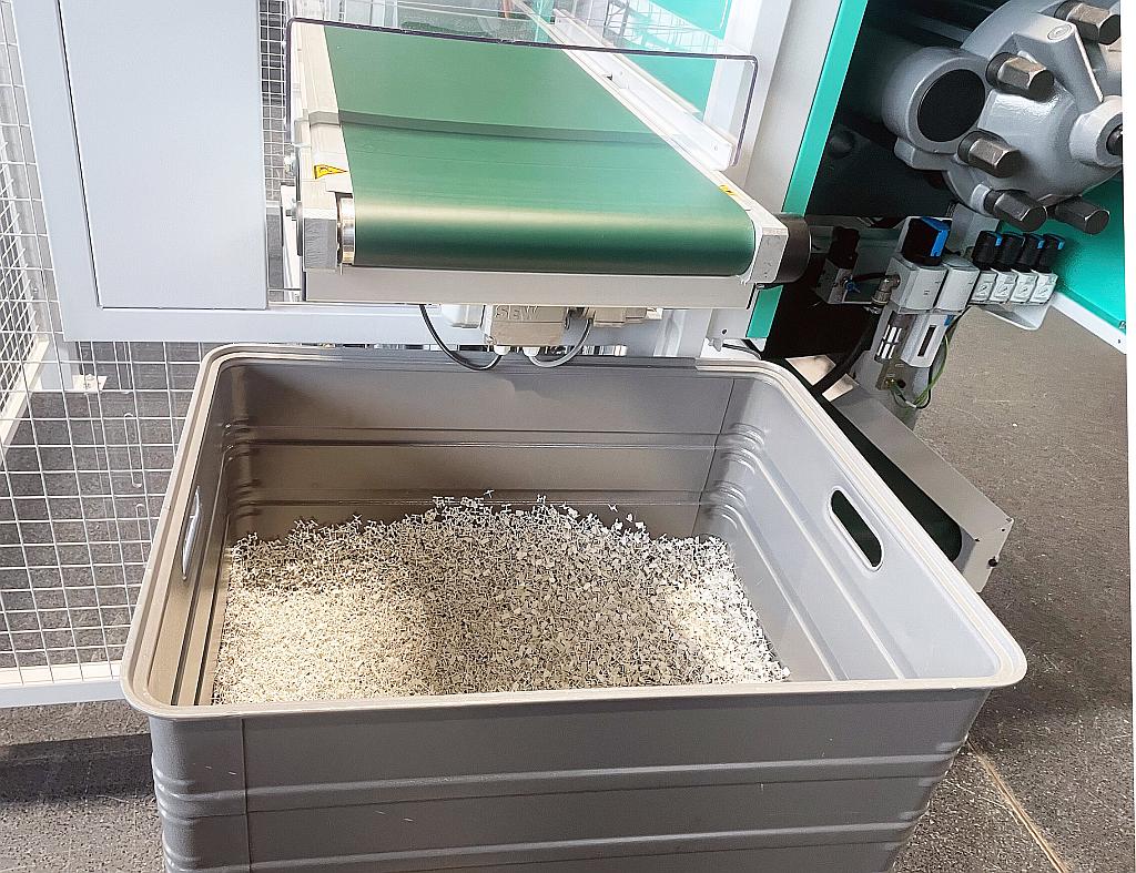 Serienproduktion von Mikroklemmen während der Arburg Technologie-Tage. (Foto: KUZ)