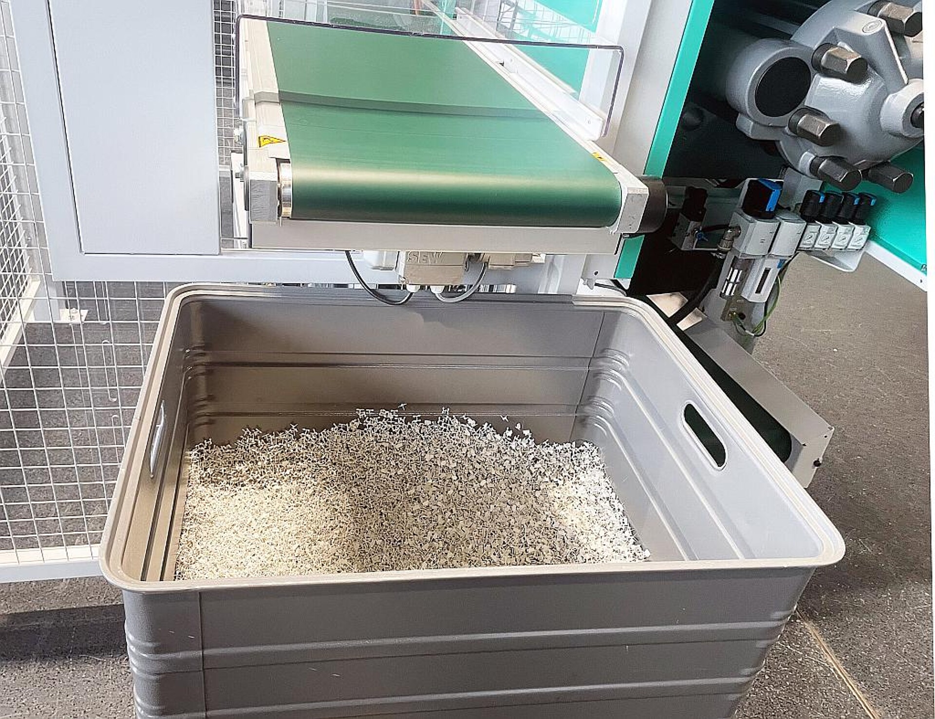 Serienproduktion von Mikroklemmen während der Arburg Technologie-Tage. (Foto: KUZ)