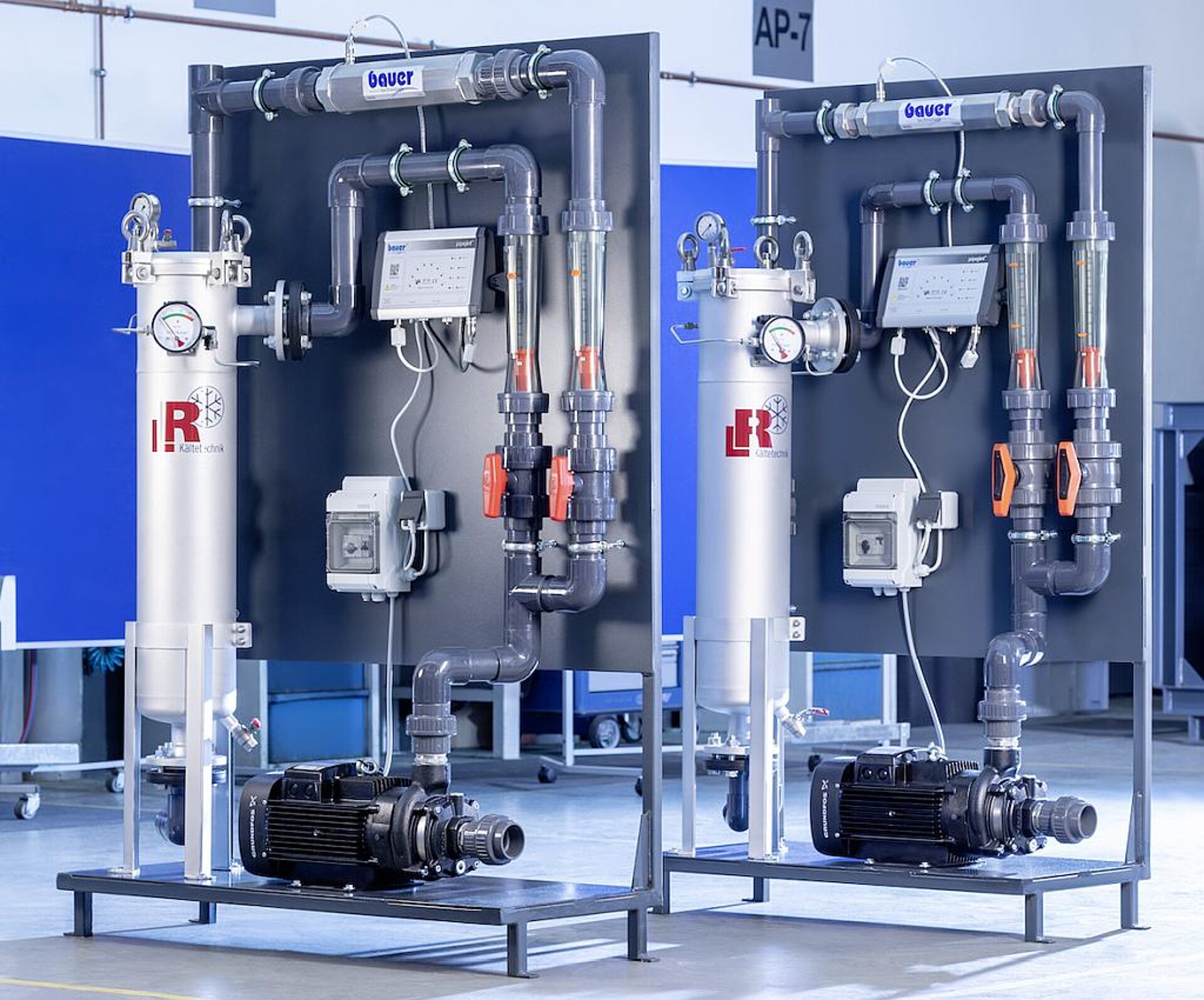 Kompakt und komplett: Das L&R Aufbereitungsmodul mit dem chemiefreien Easy Clean System sorgt für dauerhaft sauberes Prozesskühlwasser. (Foto: L&R Kältetechnik)