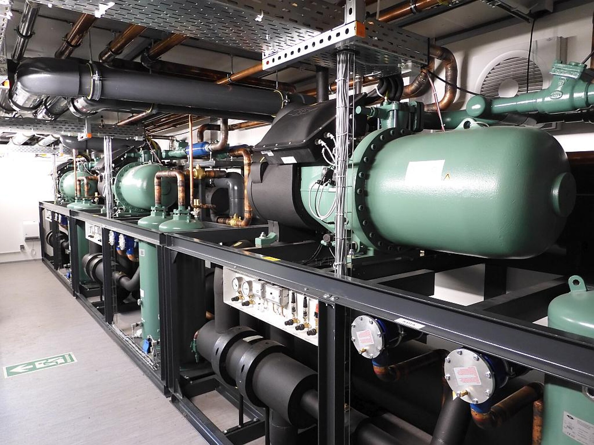 Drei effiziente L&R-Kältemaschinen in Split-Bauweise und je 450 kW Leistung. (Foto: L&R Kältetechnik)