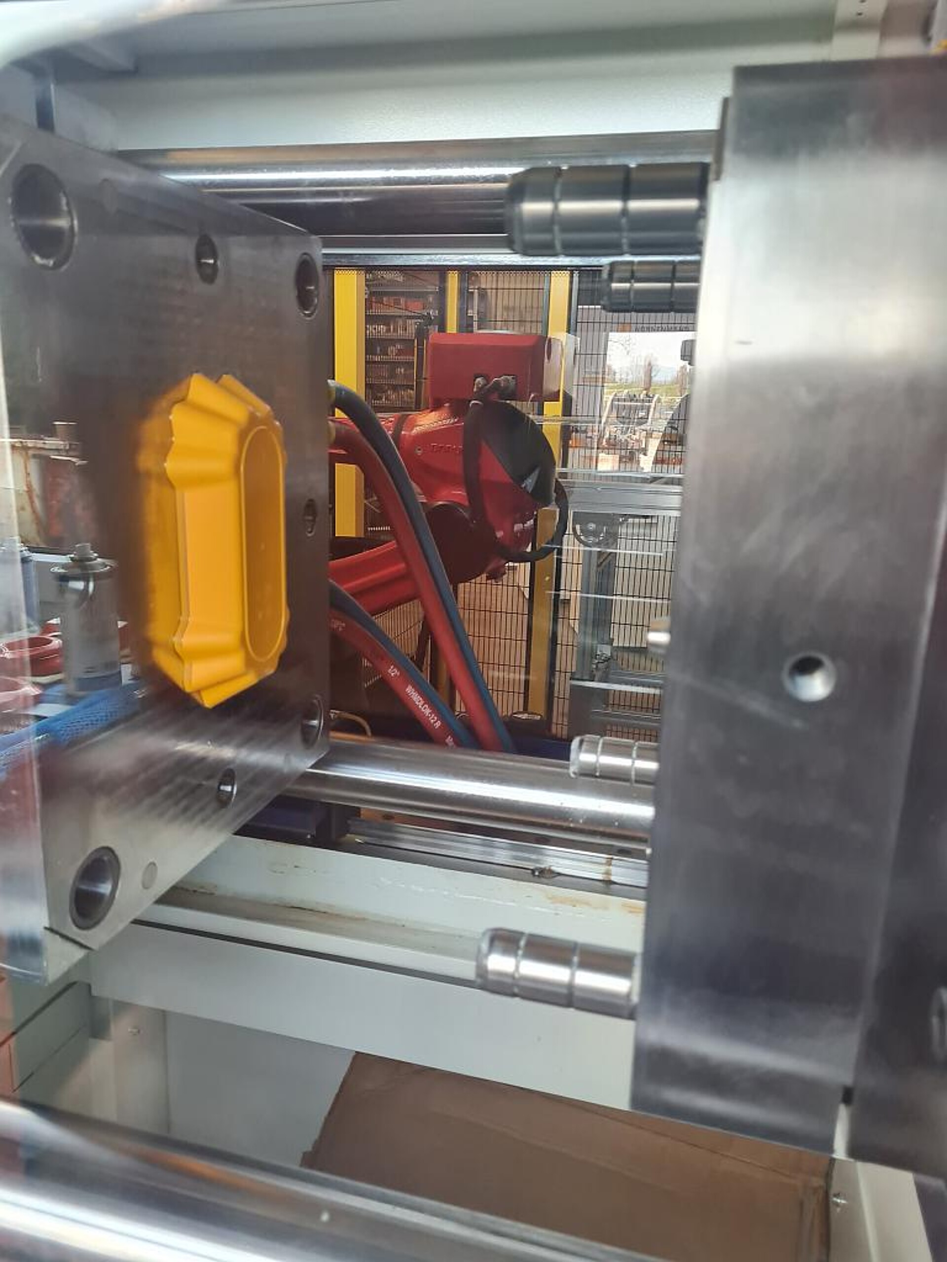 Während des Showroom-Event wird eine Currywurstschale spritzgegossen. (Foto: Nonnenmann)