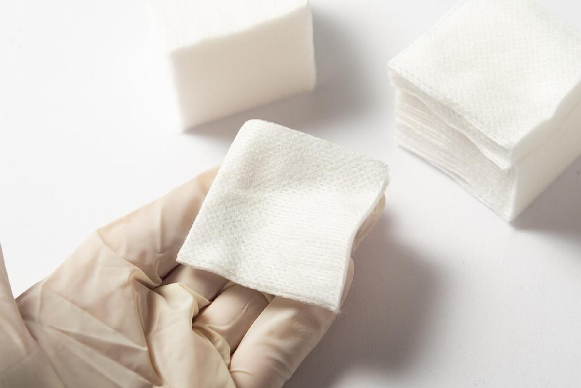 Die neuen Polyvel Softening-Agents für PP-Vliesstoffe ermöglichen ultraweiche Oberflächen. (Foto: Shutterstock, ID-Nr. 2501286425)