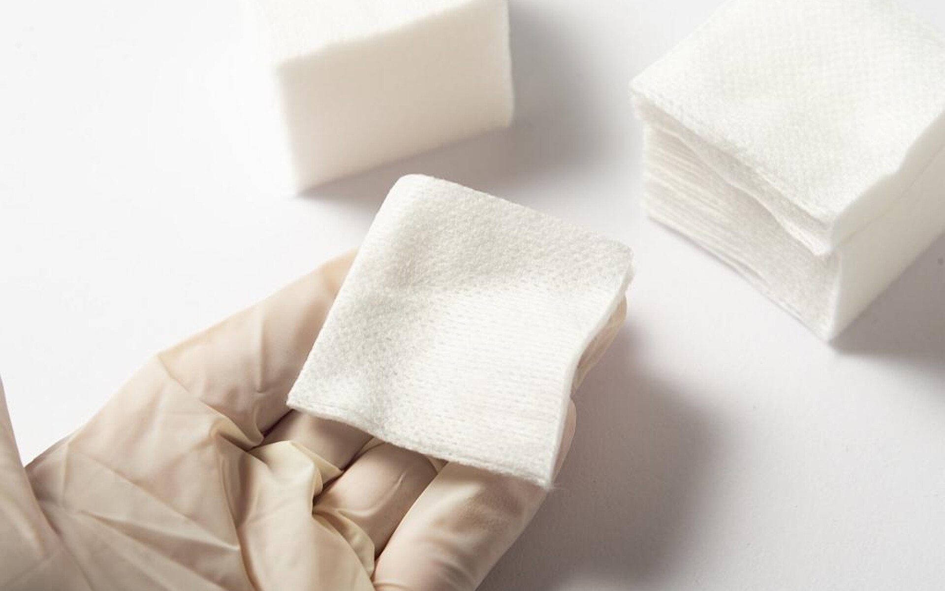 Die neuen Polyvel Softening-Agents für PP-Vliesstoffe ermöglichen ultraweiche Oberflächen. (Foto: Shutterstock, ID-Nr. 2501286425)