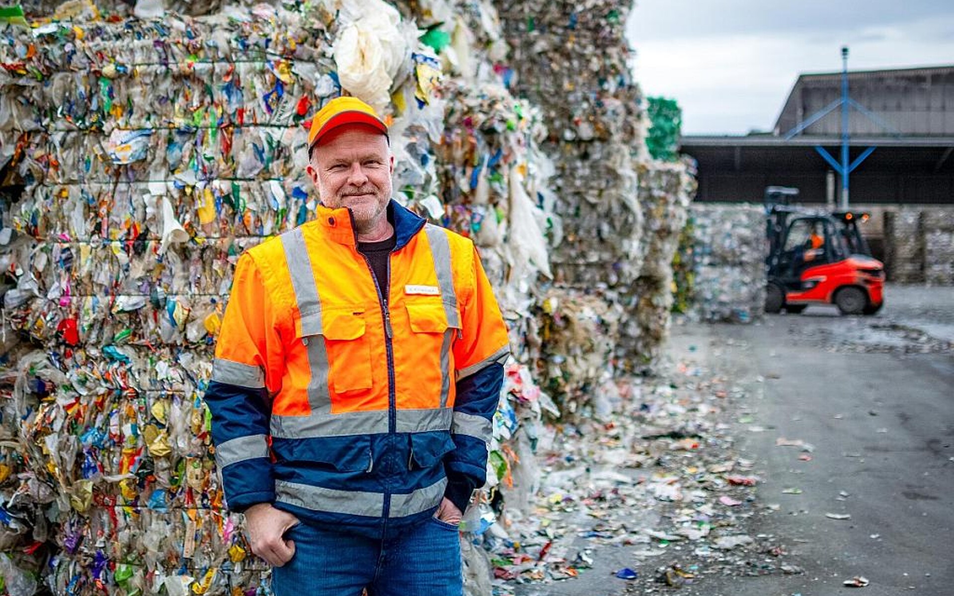 Klaus Kuhlenbeck, technischer Leiter bei Kedenburg, vor Folieninputmaterial, das bald zu hochwertigen Kunststoffrezyklaten verarbeitet wird. (Foto: Steinert)