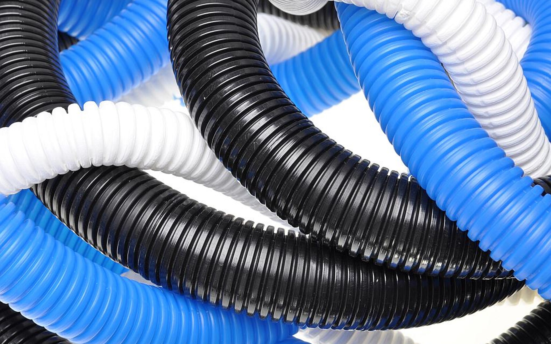 Extrudierte Rohre aus halogenfrei flammgeschütztem Polypropylen, die zum Beispiel für die Verlegung elektrischer Kabel, zum Schutz von Lichtleitern und zur Ab- und Zuführung von Medien eingesetzt sind, verhindern die Ausbreitung von Bränden. (Foto: shutterstock/Flegere)