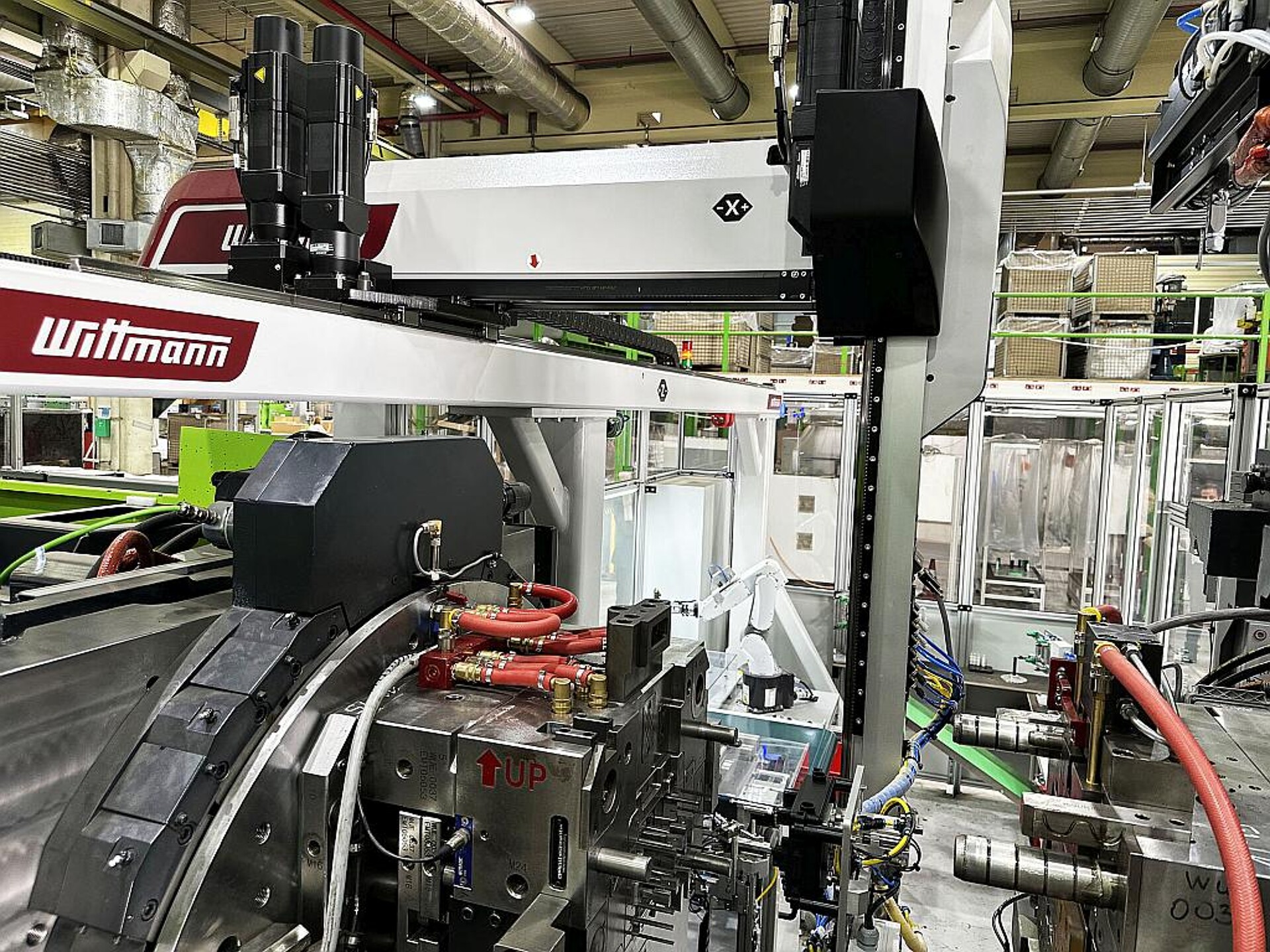 Der Linearroboter W832 pro von Wittmann ist das Bindeglied zwischen der Spritzgießverarbeitung und den nachfolgenden Arbeitsschritten. (Foto: Wittmann)