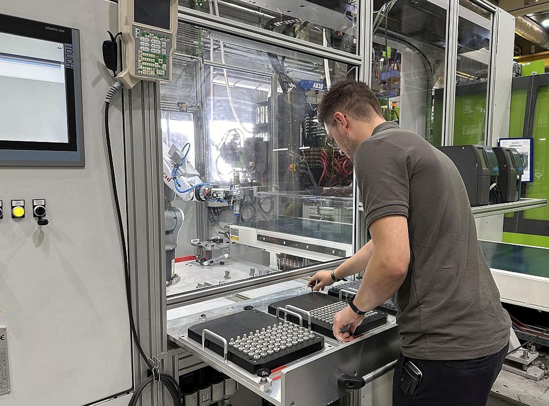 Während der Vorserie werden die Einlegeteile noch manuell zugeführt. Für den Einsatz von Rütteltöpfen, Bunkern und Vereinzelern ist alles vorbereitet. (Foto: Wittmann)