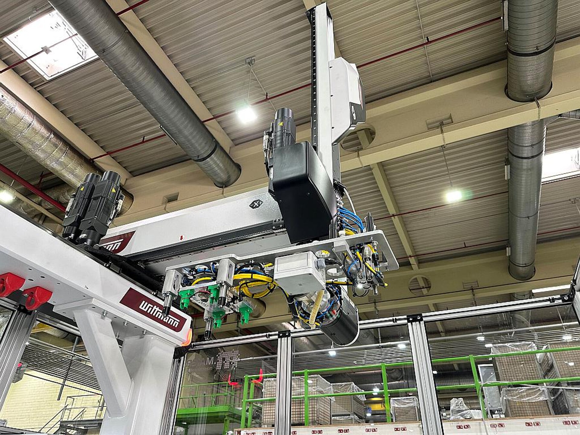 Der Wittmann-Roboter arbeitet mit verschiedenen Greifern, um 18 Produktvarianten flexibel zu unterstützen. (Foto: Wittmann)