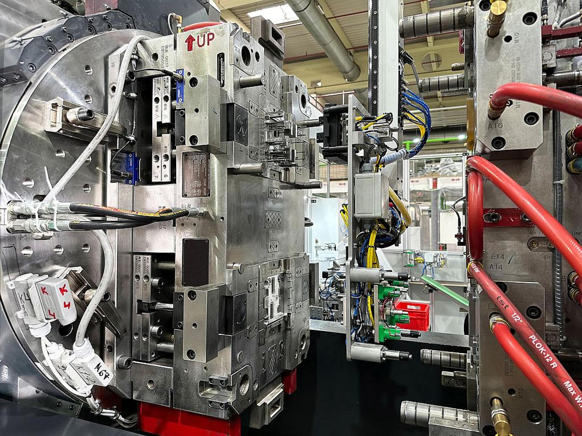 Im Drehtellerwerkzeug werden Polyamid und TPE zeitgleich verarbeitet. (Foto: Wittmann)